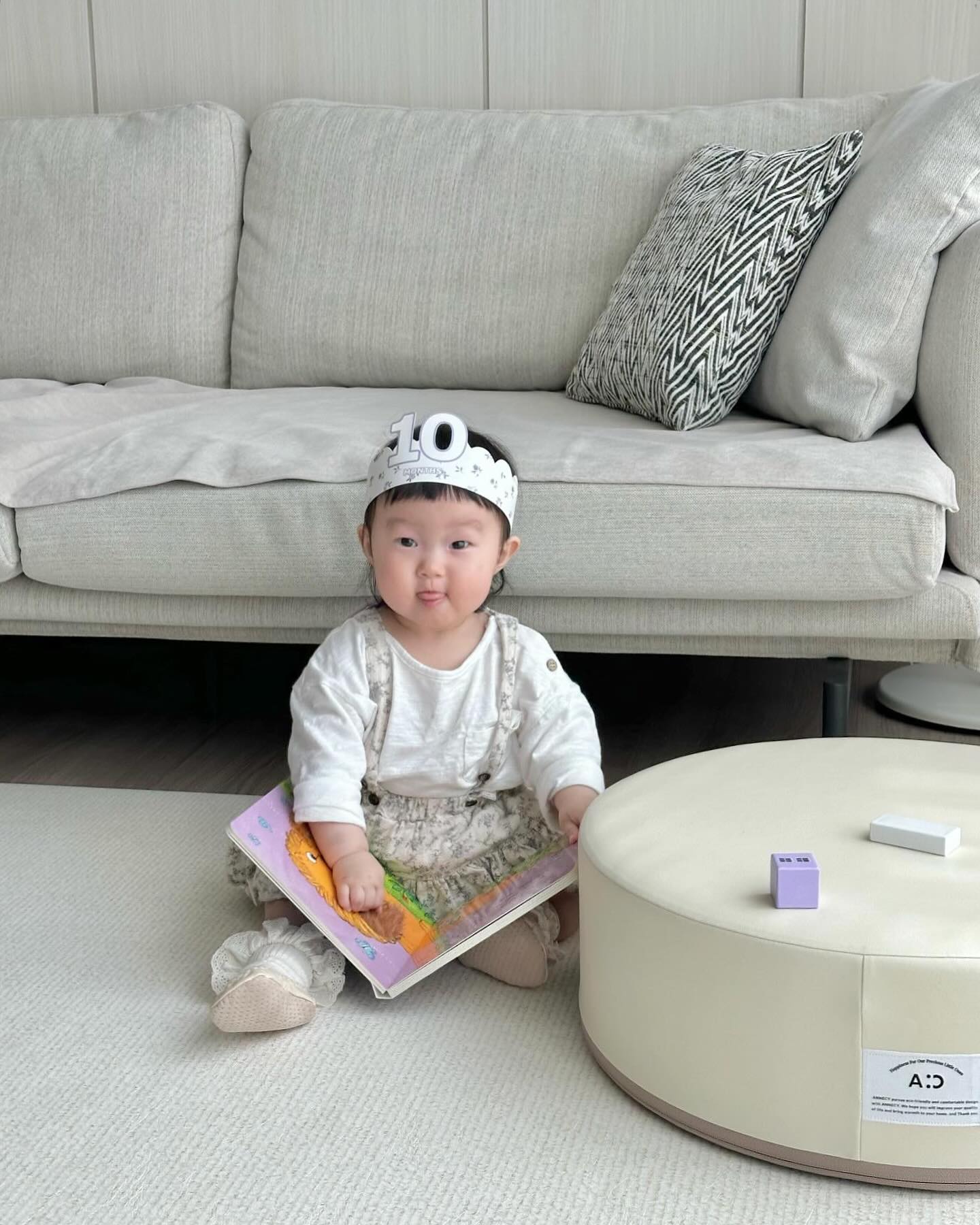 #김쥬🐰 #10개월아기

인태기가 제대로 와서 조금 늦어버린
찌우의 10개월 기록📝
10개월 아기를 눕혀 찍는건 진짜진짜로 힘들다ㅠㅠ

🤍 9.2kg
🤍 🍼480ml 🥣520g
🤍 쇼파나 벽을 잡고 자유롭게 걸어다님
🤍 손을 잡아주면 걸을 수 있음
🤍 손 놓고 30초 이상 서있음
🤍 자기 주장이 강해짐
🤍 입맛(취향)이 생겨 선호하는 이유식과 간식이 생김
🤍 혓바닥을 내밀고 좌우로 낼름거림 (하루종일!!😋)
🤍 입을 동그랗게 모아 “오오!” 하는 옹알이를 함
🤍 밥태기 중,,,

밥태기중이라 많이 안먹고 많이 움직여서 그런가
몸무게가 좀처럼 장 늘지를 않는다ㅠㅠ
찌우의 밥태기가 요즘 내 인태기의 원인🥲

지우는 곧 걸을 것 같다!
손잡고 걷기를 즐기고 손 놓고 서있는 것도
점점 안정적이다 :) 

자기주장이 어찌나 세지고 있는지
이젠 혼내면 고집도 부리고
확실하게 짜증을 낸다ㅋㅋㅋㅋㅋ 어이없어 정말
눈치도 생겨서 “안돼-”하면 눈치 슥 보는게
진짜 귀엽고 웃기다ㅋㅋㅋ

돌준맘이라 좀 이르지만 성장동영상 만드는 중인데
울 찌우 진짜 많이 컸다,,✨
찌우 덕분에 오늘도 행복했다