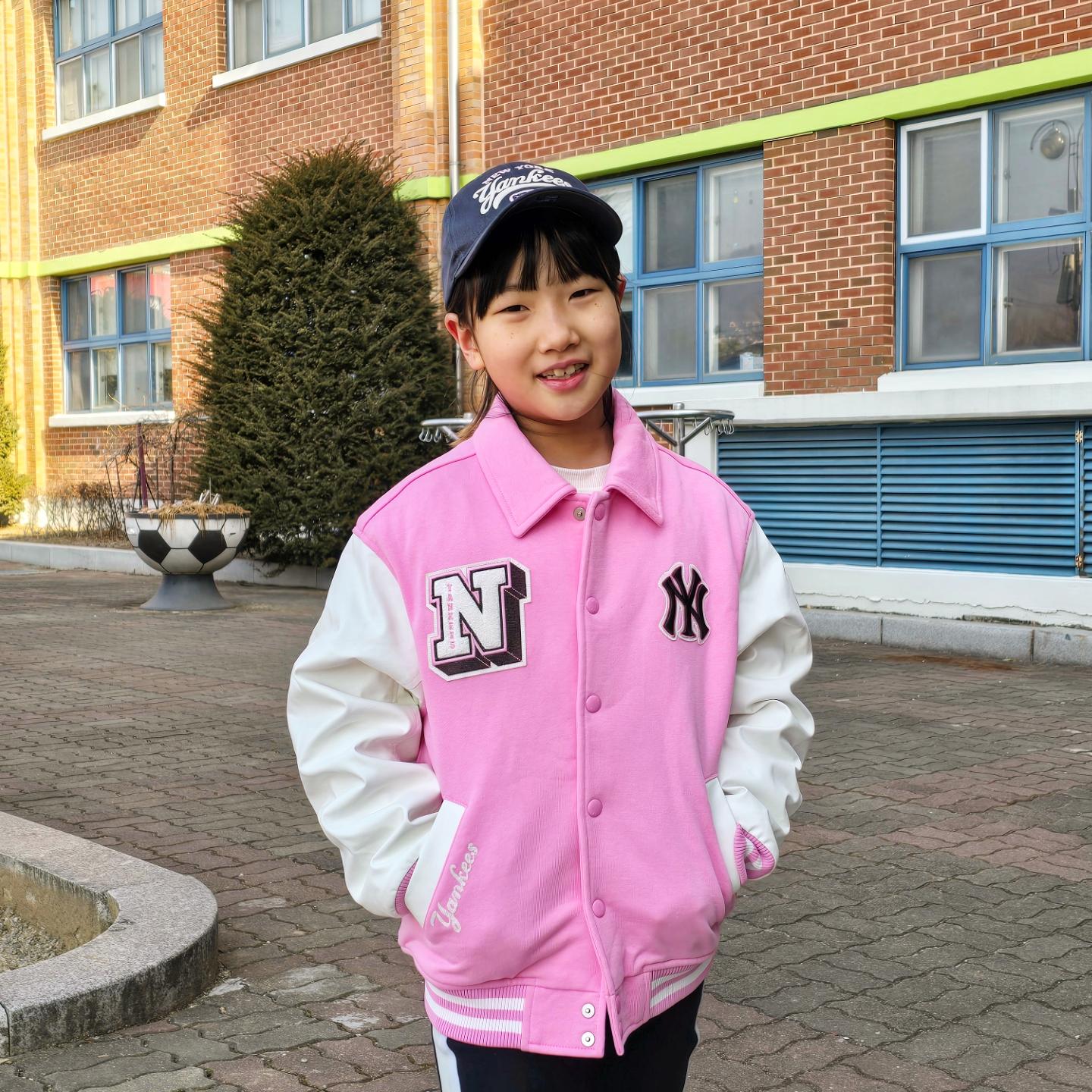 학교 가고싶다는 애 🏫 
이제 3주 남았어!ㅋㅋ

새학기 준비시작~ 
실내화도 사고 드니는 가방교체!
에리는 야구점퍼 겟
역시 아직 핑크!

#주니어야구점퍼#mlb키즈
#키즈자켓#여아등원룩