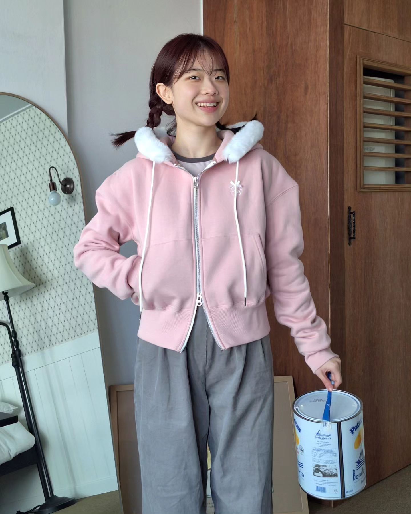 #협찬 게시물입니다

제품명) zeroplanet_kr 의 루시 기모 퍼 후드 집업

 토끼가 떠오르는 하얗고 소중한 기모 디테일 🐰 지퍼 하면 이제 기본적으로 함께 탑재된 투웨이 기능도 있어요, 하의 품에 따라 여닫기 굿👍
 손목 허리 밴딩으로 바람 들어오지 않아 좋답니다! 하지만 요즘은 넘 추우니 추가로 외투 꼭 챙기기...🥺
 (사실은 리본 응용해 리본 삔 꼽고 다른 하의로 코디해 사진 찍었지만.... 실패.)

#겨울코디 #발레코어 #제로플래닛 #zeroplanet #후드집업 #후드 #후드티 #집업 #후드집업코디 #아우터 #OUTER #hoodie