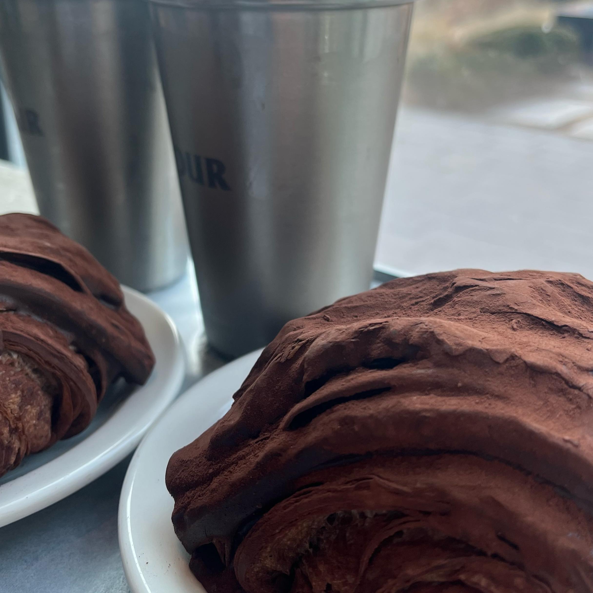 #아우어베이커리 #내돈내산 

📍위치 - 서울 중구 세종대로 14 로비층 아우어베이커리 
((체인점))

📍가격 - 더티초코 5200원 

제가 초코 지이인짜 좋아해서 더티초코 먹을려고 방문했어요~~
겉에는 초코파우더가 뭍혀져있고 안에는 진한 초코가 있었어요!
빵은 페스츄리여서 더 맛있다고 느껴졌습니다! 보기와는 다르게 많이 달지는 않았어요. 그래서 빵 하나를 다 먹으면서 부담되지 않았습니다~! 그리고 역시 ‘더티초코’ 이름답게 먹을때 입주변이 더티해지니 먹을때 주의하세용~~ 저는 맛있어서 집갈때 포장도 해갔습니다🛍️

#더티초코 #ourbakery #빵 #먹스타 #맛집 #먹팔 #아우어베이커리숭례문점 #서울 #서울카페 #카페추천 #빵투어 #서울맛집 #데이트추천 #데이트맛집 #중구맛집 #숭례문 #숭례문맛집 #맞팔해요 #맞팔 #좋아요반사 #bread #페스츄리 #초코 #초콜릿 #초코빵