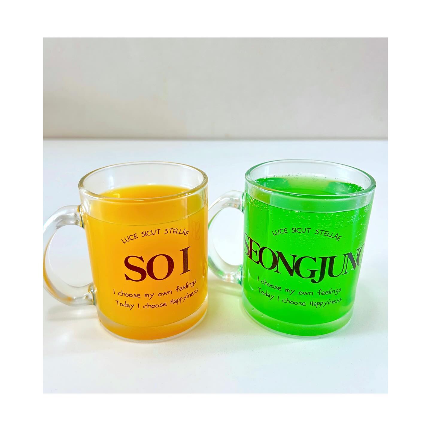 :)
__
[ 오월.애 ] 이니셜 유리컵 ✨ 

울님들 일요일 마무리 잘하고 계신가용 ~?! 

오늘은 너무너무 이뿐 유리컵을 선물받아서 자랑한번 해보려구요 🤭🙌🏻 

본인의 이니셜이 세겨진 특별함을 가질 수 있다는게 너무 좋지않나옹?! ♥ 

포장마저 귀염뽀짝하게 곰돌이가 배달해준 너낌 .. 귀엽따리 🐻🤎 

저는 약간 이런 우리만의 특별함이 너무 좋아 평소에 관심이 많았는데 , 

이렇게 선물 받게 되니 기분 째져 째져 😝💛 완전 이뿌자나 너 .. ෆෆ 

오빠두 우리이름이 새겨져 있어 잃어버릴 일은 없겠다며 .. ㅋㅋㅋㅋㅋㅋㅋ

집에서 컵을 잃어버릴 일이 뭐가 있니 얘야 .. 좋으면 그냥 좋다고 해 .. 🫠 

근데 우리가 생각하는 유리컵이라 하면 얇고 가벼운 재질?인데, 

이 유리컵은 들었을 때 살짝 묵직한 감이 있더라구요! 두께도 두껍구! 

들자마자 어? 생각보다 무거운데? 튼튼한게 께질걱정은 업겠구먼! 생각을ㅎ

저처럼 덤벙쟁이들은 튼튼한 유리컵 대환영 🥹🥹 ( 깨먹은 것만 수십개.. ) 

오랜만에 이니셜 세겨진 잔을 보니 약간 신혼초로 돌아간느낌이더라구요ㅎ

어떻게든 우리의 흔적을 모든곳이 남기고싶어했던 그 때 .. 히히 😚🎀 

그래서 저희같은 신혼부부선물이나 아님 집들이 , 기념일 선물들로 

안성맞춤이다! 생각했어요ㅎㅎ 선물받는 사람 생각해서 주문제작 했다는게

받는사람 입장에서는 고마움과 감동이 천배 만배로 느껴지니깐요 ☺🥰

유리컵말고도 세련되고 다양한 이미지의 컵들이 많아서 한번 들어가셔서 

보셔도 좋을거같아요! 저도 지인에게 하나 선물해볼까 싶어요ㅎㅎㅎ

크리스마스도 다가오는데 특별한 맞춤선물들 어떠세요?! 😘❤ 

#오월애머그컵#머그컵선물#맞춤머그컵#커스텀머그컵#생일선물추천#결혼선물#집들이선물#기념일선물#신혼부부선물#머그컵제작#머그컵각인#머그컵업체#이사선물