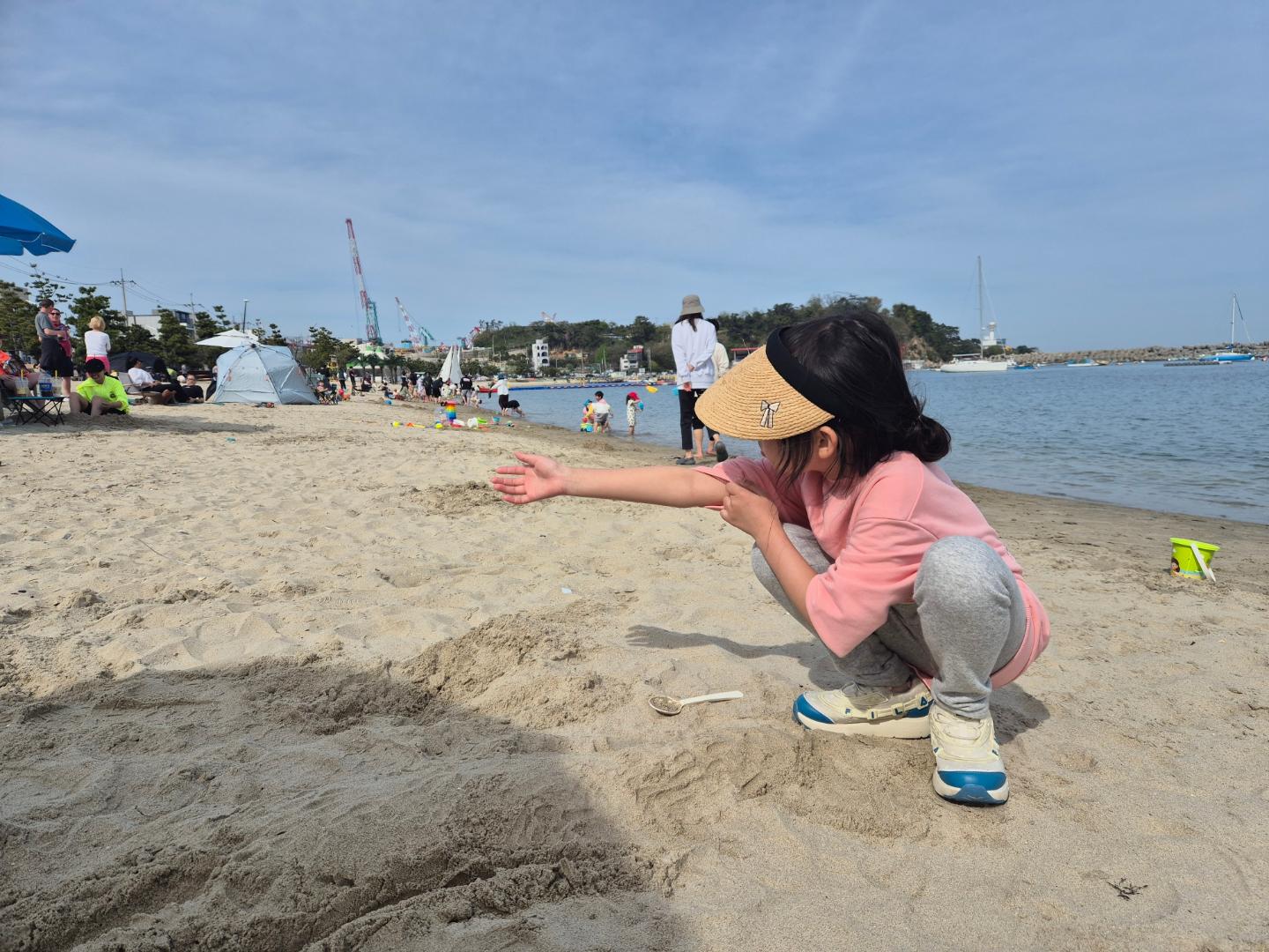 우리집 똥강아지

뜬금없이 모래놀이 하러 바다로 가자고 졸라대서 바다로..

같이 땅 파달래서 열심히 팠더니 손에 물집 생김.

#똥개 #똥강아지 #모래놀이 #바다 #일상 #딸