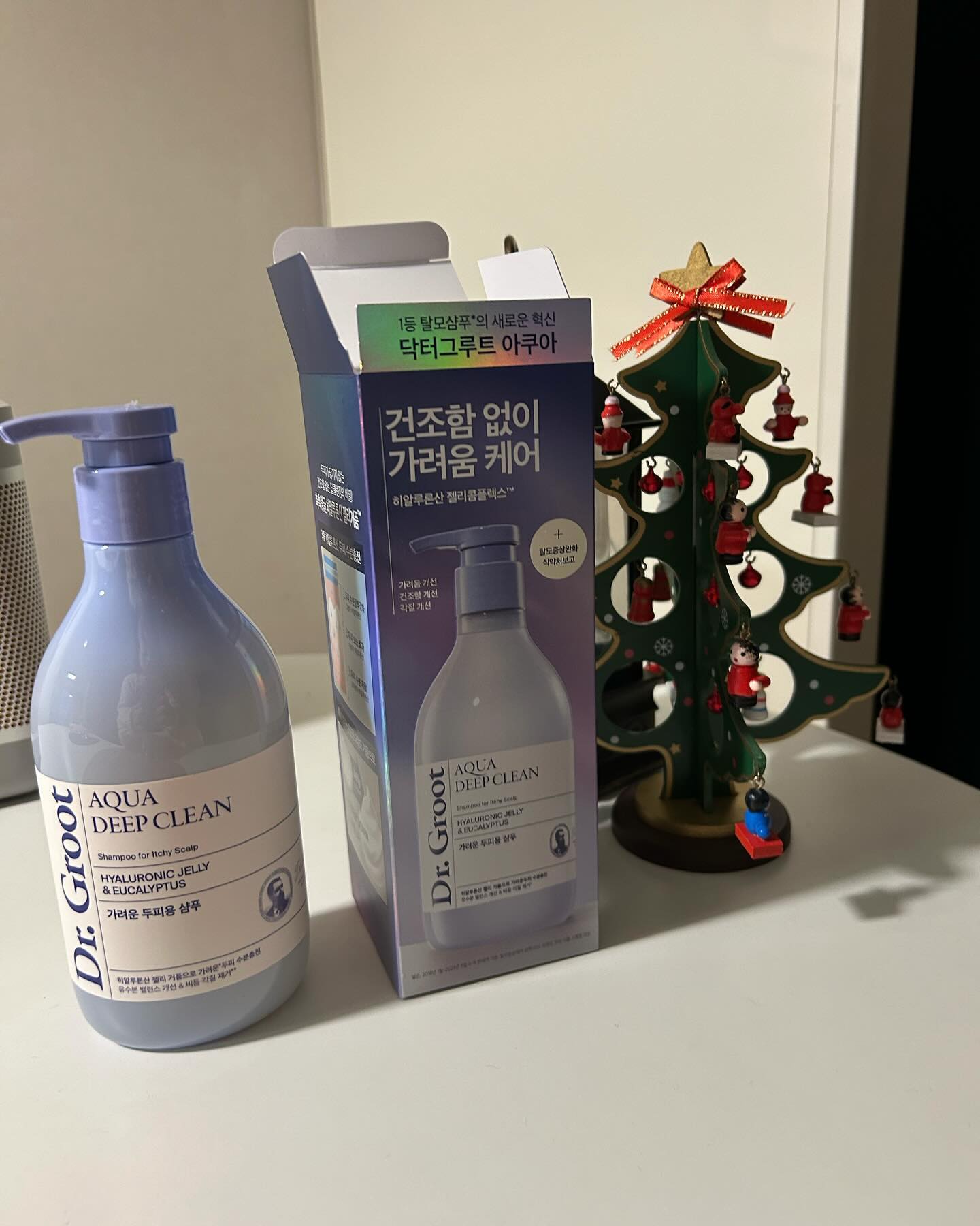 #광고 오랜맘에 맘에 드는 샴푸 찾았당!
쫀쫀한 히알루론산 젤리 거품이라더니!!!
진짜 거품에 놀래서 다시 찾아보니 
히알루론산 젤리™ 20,000ppm & 로즈마리/유칼립투스 까지 들어가잇다구 한다!

두피 고민을 해결하기에 굉장히 좋은듯

가려운 두피용은 두피 비듬&각질 개선 효능 두피 보습 효능 성분(세라마이드) 함유까지 되어있어서 비듬있는 남자들이 쓰기에도 강추!

그리고 일단 향이 참 맘에 듬🩷

게다가 식약처 보고 완료된 탈모 완화 기능성 샴푸라고 하니
더 애정하게 될듯 ㅎ 
 

15그램 #15그램뷰티 #15그래머 #광고 #아쿠야샴푸 #김지영샴푸 #닥터그루트 #올립영샴푸 #두피샴푸 #탈모샴푸 #올리브영샴푸추천 #아쿠아딥클린샴푸 dr.groot_official