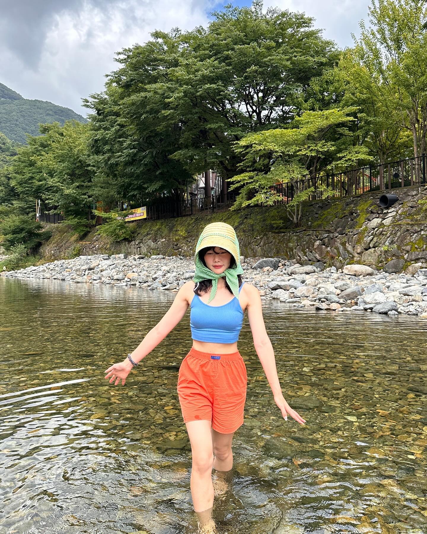 태풍오는데 표충사 계곡가서 비 그친틈에 짧고 굵게 물놀이 성공🥽🩱🌊💙 이날 마지막 여름인줄 알았는데 아직도 더운걸..🫠

*정보 : 계곡 근처 마트에서 엄마가 사준 모자 6,300원