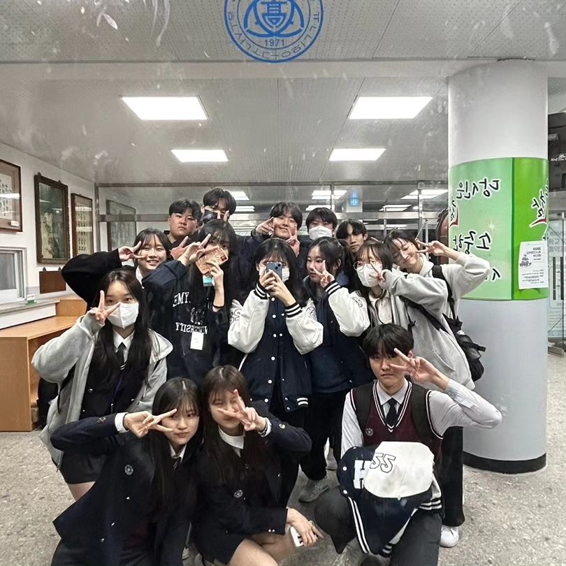 hygyo055 sang__hun__ yx.xoo_ 0zll_zin2 j_h_w___ apnal_changchang_1 1l2435_ sophia.seojin cws_.05 i.xchaevu8
졸업축하드립니다!! 제 인생 처음으로 학생회에 들어와 저에게 많은 도움을 주신 분들이 선배님들이라 다행이고 감사하고 즐겁고 행복했습니다!!! 
선배님들의 20대가 지금보다 더더욱 웃음으로 가득하길 응원하겠습니다! 수고하셨습니다🥳💙

so_yung0 apnalchangchangparkjunho rtd._1 n._ju2 he__eoo doyeon.6 dedi0sa _imonyu szveoni_ eunnn_22 k_._culture_
2학년 화장단 선배님들, 부장 선배님들 모두들 1년간 수고많으셨습니다!!
내년에도 잘 부탁드립니다!!!☺️💙

rjsdud_21 jasonc4761 chae.un0 yubin___07 eun_e0 0804sehee hyunb12n k.ham_yum._ 5o09ina deanyugioh min_geon_yee parkyoonjin_
우리도 고생많았다!! 1학년 차장들도 고생했어!
내년에 더 파이팅하자!!!😆💙

호서고 학생회라 너무 행복해요💙