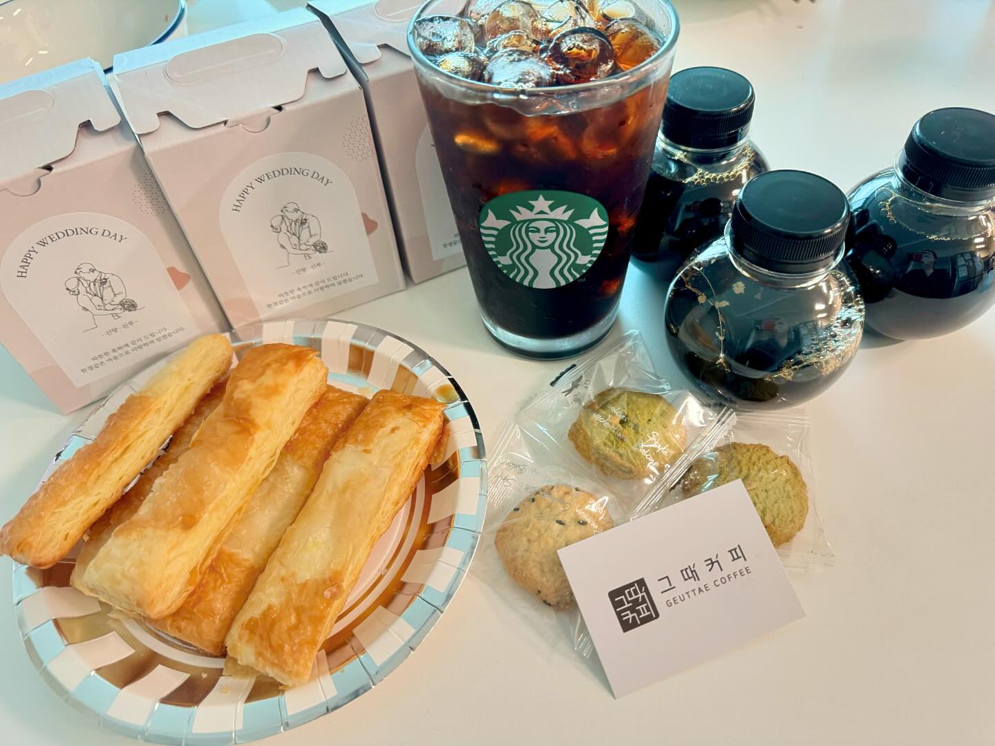 #협찬
선물용으로 너무 좋은
✨그때커피✨

https://m.smartstore.naver.com/jsym0688/products/6664033406

처음 그때커피를 접했을 때,
깔끔한 포장이 눈길을 끌었음🤩
결혼답례품으로도 유명하다던데,
받는 사람에게 고마움과 감동을
전하기에 충분하겠다 싶었음.
개인적으로 커피를 좋아하기 때문에
다른 답례품보다 커피 답례품이면 못 참지😅
그런데 맛과 편리성에서도 그때커피는 너무 좋았음
100% 아라비카 고급 원두만을 고집하여
로스팅한 원두로 만든 더치커피☕️
주문 즉시 추출해서 보내주기 때문에,
받자마자 신선함을 그대로 느낄 수 있었음.
그리고 가격까지 부담 없어서,
매일매일 취향대로 홈카페를 즐길 수 있었음😘
답례품을 준비하는 분이면
그때커피 선택하면 탁월한 선택일듯👏🏻
받는 사람에게 휴식과 여유를
즐길 수 있게 해주기 때문😛
분명 작지만 확실한 행복이 전달하기 충분한 커피👍🏻
⠀
#그때커피#결혼답례품#돌답례품#돌이벤트선물#더치커피#수제쿠키답례품#커피선물#더치커피답례품#토끼띠맘#답례품추천#2024