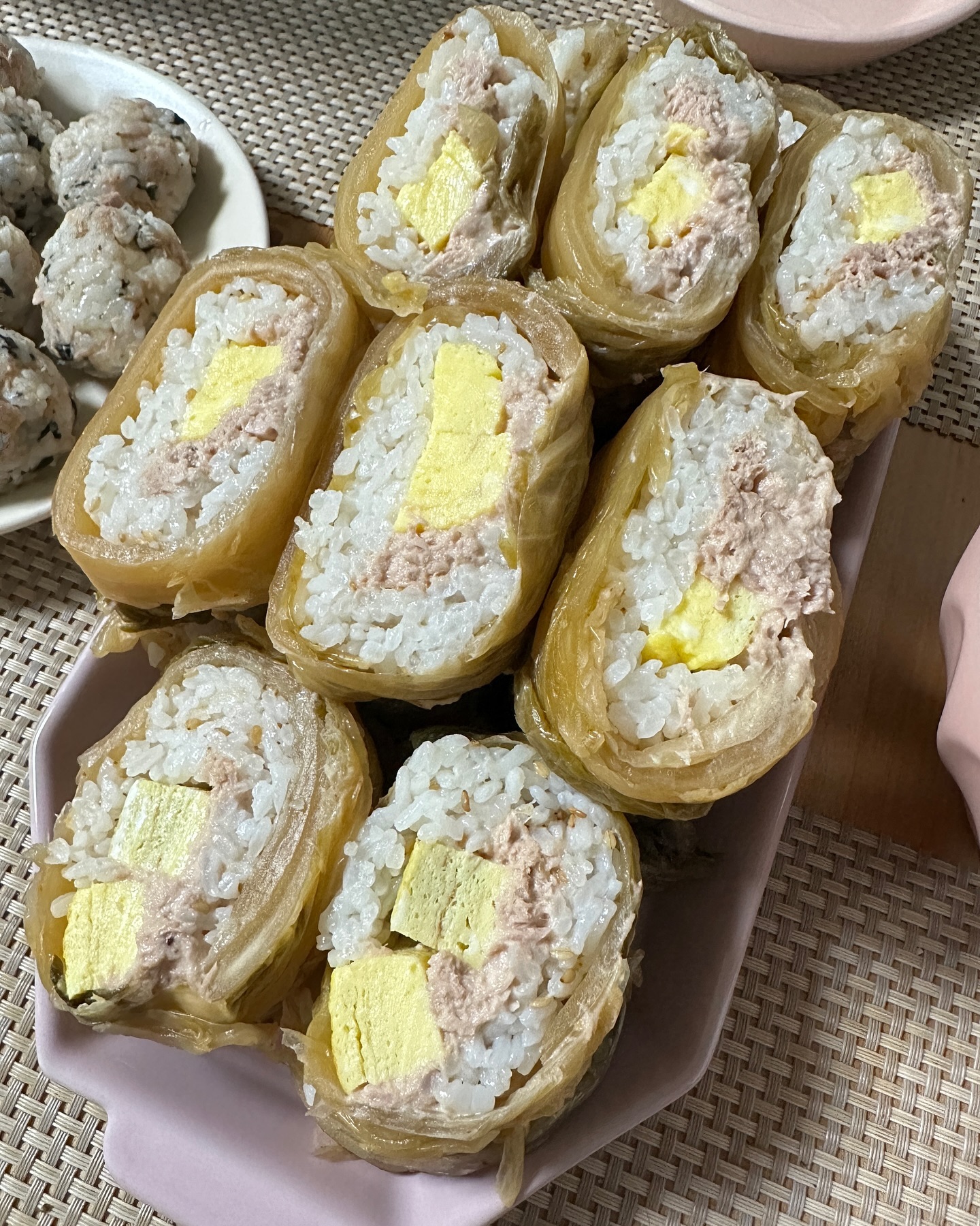 어제 친정집 갔다가 새 김치 얻어왔는데 묵은지가 겉잎이 좀 남아서 오늘은 묵은치 참치말이를 했어요❤️

안에 참치 말고 뭘 더넣을까 하다가 계란말이 두툼하게 해서 같이 넣어보았어요😋

묵은진 거의 다 처리했고 당분간 새로 갓 만든 생김치로 하루하루 할거 생각하니 행복함 그 자체네요😋😋

다들 월요일저녁 맛있게 드시고 남은 하루도 행복하세요❤️