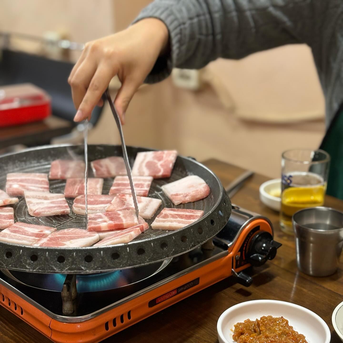 삼겹살 어디까지 먹어봤3? 
1.서울에서 1인분 만원 냉삼
2.덕수궁옆 솥뚜겅 삼겹살집
3.을지로 #전주집
4.에어프라이 #삼겹살
5.잠수교집이었나
6.제주도 #오겹살
7.제주도 #솔지식당
8.서울시청 어디였..는데

오늘 #3월3일 삼겹살 먹을까말까