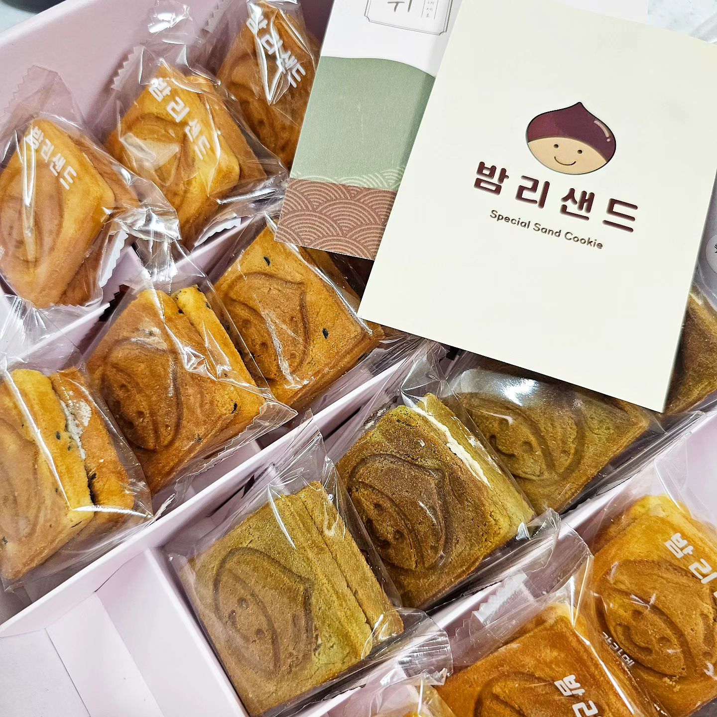 bamri_sand #내돈내산
인기많은 #밤리샌드 
먹어보고 싶었는데
골고루 맛볼수 있는
#한가위선물 세트가
인기가 많아서 품절😭
중간에 수량 풀리자마자 
알림해놓고 열리자마자 구매😍
#추석선물 수량때문에
다음주나 받을수 있을거라
생각했는데 생각보다
빨리와서 살짝 당황했지만🤤
사진 찍기도 전에 언박싱🤗
너무 화가남😡😤
넘 맛있어서😭😭
조금산 나새끼 혼내야지🥲
고소하고 느끼하지도 않고
담백하고 넘 달지도 않음🥰
냉동보관 한달이라는데🤣
이건 작정하고 먹음
난 뜯자마자 다 조짐😁
다들 맛있다고 함🥰
추석지나고 나면 한번 더 사야지😁

밤리샌드 사장님!
완죤 사릉합니다~🩷🩷
맛난거 사먹게 해주셔서😁

#일산밤리샌드 #수제샌드
#디저트맛집 #디저트추천 
#존맛탱 #맛집인정