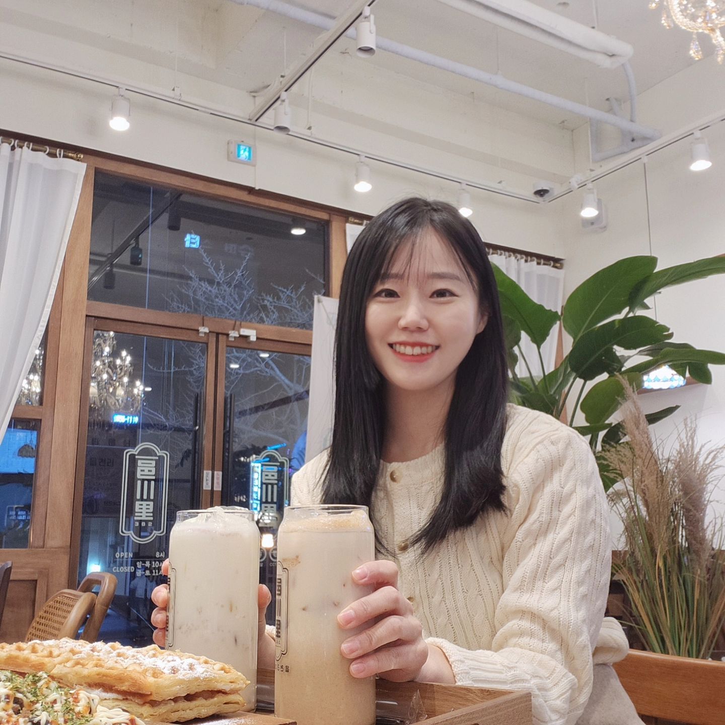 초등학교 친구랑 강릉여행🤭❤️
우리는 진짜 한번도 싸운적 없이
영혼이 닮아있는 느낌이야‼️

가자가자 말만하고 못갔던 강릉여행
드디어 다녀왔네ㅎㅎ🪽
물 잠깐 봤지만 좋았오🥰✨️

2차로 간 읍천382 카페까지 완벽!
요기 디저트는 왜케 맛있는 건지
위가 사르르 녹아버려~~🍰🤤
완벽한 하루였당 진짜루!!!

담에 또 가자구~ 알찡⁉️💕

#읍천리382카페 #읍천리382강릉교동점
#읍천리카페 #강릉카페추천 #강릉카페맛집