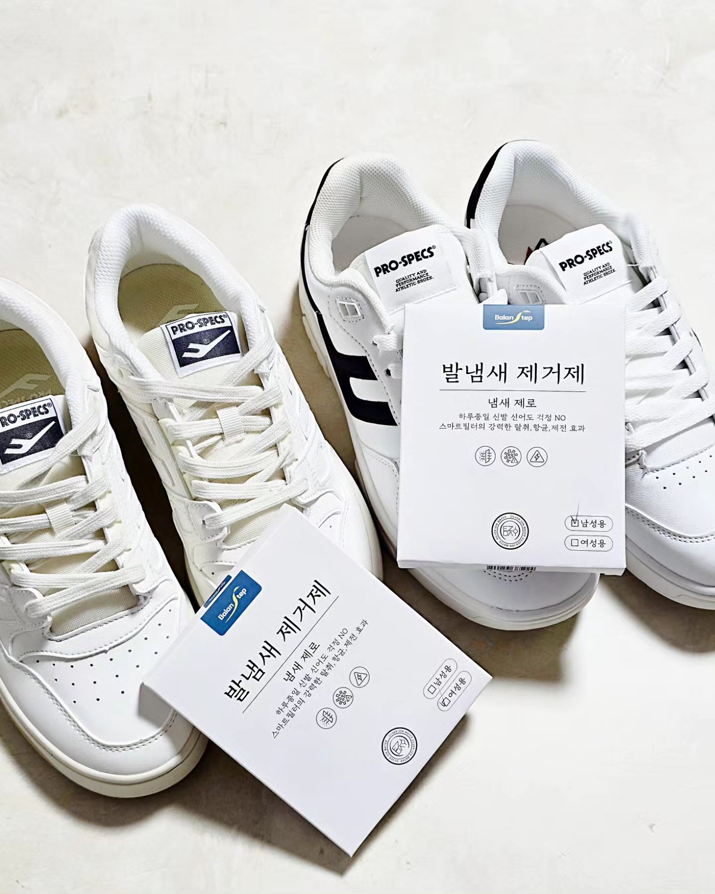 #협찬 / #땀냄새 #발냄새 로 잘 빨아도 신발에서 냄새 잘 나는 분!
다행히 냄새는 없지만 발에 땀이 많아서 신발 속이 축축해지는 분!
발이 발전기가 된 것 마냥 뻑하면 정전기가 잘 생기는 분들 필독‼️
깔창에 간단히 붙여 쓰는데 #탈취제 #제습제 정전기 방지까지😳👍

-
#냄새제로 발렌스텝 👟👍

-
점점 날씨가 따뜻해지니 더 신경쓰이기 시작한 신발 속 냄새😂

평소 안 신을땐 #냄새제거 + 탈취도 되라고
신발장에 #방향제 도 넣어놓고 신발 속에도 스프레이 같은거
뿌려놔서 그런지 평소엔 신발에서 냄새가 난다고 느끼지 않는데
빨아놓은지 얼마 안됐어도 맨발로 좀 신는다거나
빗속에서 #반려견 가을이 산책을 한다거나 하면 잘 나더라고요🥲

특히 올해는 벌써부터 유난히 비도 좀 많이 와서
관련 #신발관리 아템을 새로 구비해야하나 고민하던차에
발견한 신박한 "냄새제로 발렌스텝" 🤩👍

-
✅️ 스테인레스 스틸을 함유한 특허 받은 스마트 필터
스테인레스 스틸 SUS316L를 마이크로 단위로 특수 가공 제조한
초극세사 화이버와 POLY LOW MELT Fiber 원사의
배합기술로 만들어 소취 / 방열 / 정전기제거 특허받은 필터

✅️ 냄새제거에 탁월한 스테인레스 스틸
수분과 반응하여 이온을 발생시켜 악취의 원인인
바이러스를 사멸시켜 냄새제거에 탁월하며,
본품의 거뭇거뭇한 부위가 스테인레스 스틸 316L

✅️ 악취의 주 요인인 아세트산, 암모니아, 황화수소 탈취력 입증

✅️ 원적외선, 전자파, 정전기 검사 완료

✅️ 유해성분 불검출 검사 완료

✅️ 부착할 깔창의 오염물 제거 > 보호필름 제거 > 부착하면 끝

✅️ 90일 지속되는 기능

✅️ 여성용(85x120mm) / 남성용(95x120mm)

-
여성용은 림림꺼 신발 255 사이즈에 부착하고
남성용은 진초딩씨꺼 신발 260 사이즈에 부착했는데
(원래 둘다 255인데 진초딩 신발 모델 작게 나왔대서 사이즈업)

사진에서 보이듯 여성용은 255 사이즈 깔창에 살짝 작았고
남성용은 260 사이즈 깔창보다 살짝 더 컸는데
결론적으로 말하자면 둘다 신는데도, 기능에도 이상 없더라는👋

처음엔 기존 신발 깔창과 완벽하게 사이즈가 맞지 않아
기능이 떨어질까 걱정했는데 이 정도는 문제가 없는건지
전혀 문제가 되지 않더라고요🤣

-
기존에 써본 비슷한 기능의 타사 제품들은
파우더 형태는 쀨고 흔들고 일정시간 지나면 털어내고
스프레이 형태는 틈틈이 뿌려줘야하고 발향 제품은 자칫 역했던;
이런 이유들과 주기적으로 짧으면 1~2일, 길어도 1주일 이내
수시로 사용해야한다는 번거로움이 있었는데

이 제품은 번거로움 없이 바로 보호필름 떼서
그냥 붙이기만 하면 되어 사용법이 매우 간단한데 반해
기능이 90일 지속된다는게 가장 강점인듯🤩👍

-
모든 제품이 다 케바케는 있지만, 림림 & 진초딩씨의 경우

가을이 산책으로 죽어라 뛰고 걷고 하느라
온몸이 축축해져 있는 상태에도 이녀석 덕분에 신발 속만은
금새 제습이 되어 확실히 안 찝찝👍 

둘다 무슨 발전기인건가 한겨울도 아니건만;
정전기가 손이고 발이고 자주 일어나 따끔거려서 놀래곤 하는데
이녀석 붙이고나선 확연히 정전기 발생이 줄어듬👍 

신발 속 냄새로 인한 고민도 부착 후 느껴보지 못해서 매우 만족👍 

1박스에 2쌍이 들어있는데 가격도 택비 포함해도
현재 네이버 스마트스토어 기준 만원 초반대라 더더욱 만족👍 

발에 땀 많은 분, 냄새나는 분, 정전기 잘 생기는 분,
무좀 있는 분, 신발 속 세균이 신경쓰이는 분 등등
남녀노소 모든 분들에게 강 to the 추🤩👍