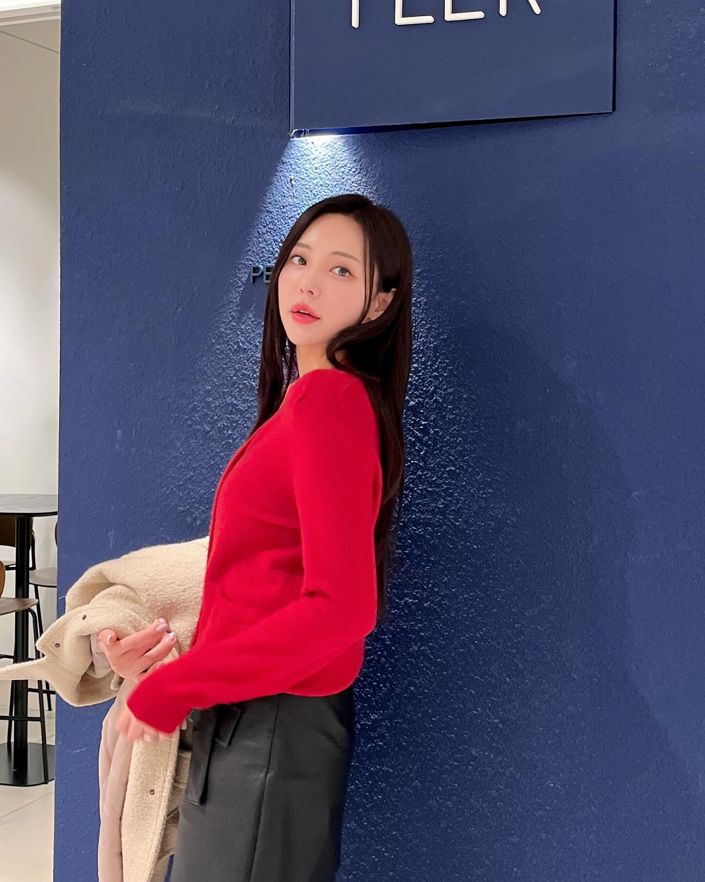 여행가서 입으려고 민소매만 잔뜩 사놨거든요
벌써 2주뒤에 놀러가는거 진짜 맞냐구
그래도 저는 팔뚝컷주사로 관리중이라
곧 탑만 입고 돌아댕길 자신감 올라오는즁🩷
⠀
쉽게 고민부위! 팔뚝 관리할 수 있어서
이것저것 하는 것 보다도 훨씬 가성비좋고
시술 시간도 짧고 큰 불편함도 없어서
일과 중간에 보통 다녀오는 편인데
효과까지 좋아버리니까 추천 할 수 밖에✨🥰
⠀
⠀
⠀
⠀
⠀
#팔뚝컷주사 #지방분해주사 #유라인컷주사 #몸매관리 #바디관리 #청담클리닉 #압구정로데오#패션모델 #모델촬영 #촬영문의 #자기관리하는여자 #다이어트꿀팁 #팔살빼기
