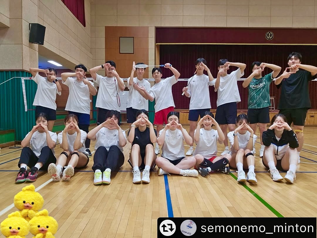 #🏸
귀여운 셈넴동생들 사이에서 샬짝🤭
한 달 만에 만나니까 너무 반갑고 눈에서 땀이 막나..🦄💖

1월에 또 만나👋🏻

#청주 #미르성클럽 #세모네모 #청주2030배드민턴