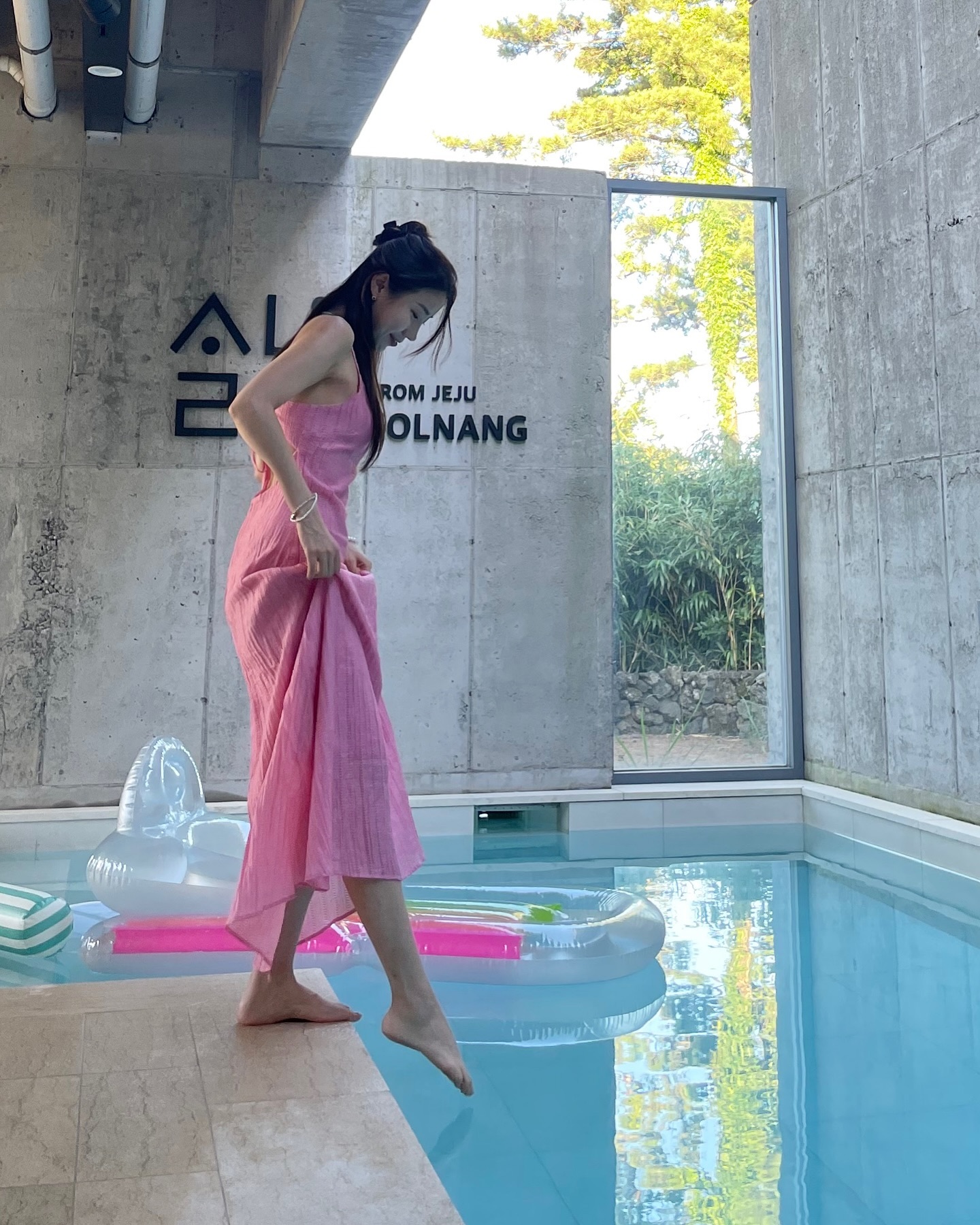 #협찬 #하바나선데이 

✔️핑크 백포인 롱 원피스

올여름 휴가 여신으로 만들어줄 롱 원피스
뒷태 포인트로 섹시한 느낌도 나면서 몸라인도 예쁘게 만들어주는 원피스로 끈 길이 조절이 가능하고 안감이 있어서 비침 없이 입을 수 있어요💜 입는순간 친구들도 너무 예뿌다고 난리났다룽✨

배송도 빨라서 여행전 알맞게 도착해서 바로 착용꾸, 내가 너무 좋아하는 핑쿠컬러라 완전찰떡이였어요😻 해외갈때도 입어주면 짐도 줄이고 사진도 잘나올 원피스 추천!

✔️퍼프 레이스 미니 원피스 

여러가지 연출하기 좋은 미니원피스
어좁이인 저에게 딱인 퍼프디자인과 귀여운 레이스코디로 데일리룩, 러블리룩으로 유용하게 입을 수 있겠다해서 바로 픽한 원피스🤍

허리끈이있어 라인도 살려주고 어깨노출도 가능한 오프숄더&V넥 디자인으로 연출가능! 국내생산제품이라 퀄리티 좋고 안감도 있다는점

havanasunday

 #롱원피스 #미니원피스 #여름원피스 #휴양지수영복 #호캉스 #바캉스 #바캉스룩
