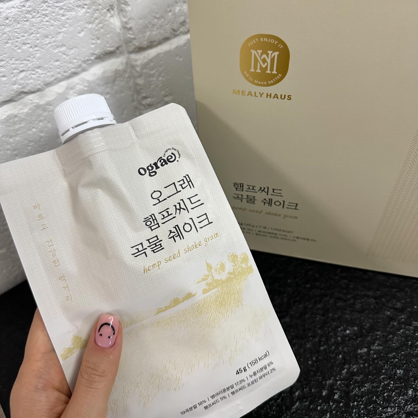#광고 
 ⠀ ⠀ 
- 세계 6대 곡물, 영양 끝판왕 햄프씨드 함유 
- 100% 식물성, 저당, 저칼로리 단백질 쉐이크
- 부드럽고 고소한 곡물, 흑임자 맛으로 취향 저격
- 식품공학박사가 만든 믿고 먹는 식사대용 레시피

휴대도 간편하고 물만 있어도 먹을 수 있는 쉐이크라 영양 가득한 한끼를 드시고 싶으신 분, 간단한 다이어트 식단을 원하시는 분들에게 아주 적합❕

근데 무엇보다 너무 맛있는 오그래 쉐이크.🤍
 ⠀ ⠀ 
.
.
 ⠀ ⠀ 
#곡물쉐이크 #식사대용쉐이크 #단백질쉐이크 #오그래 #간편식 #아침대용 #다이어트간편식