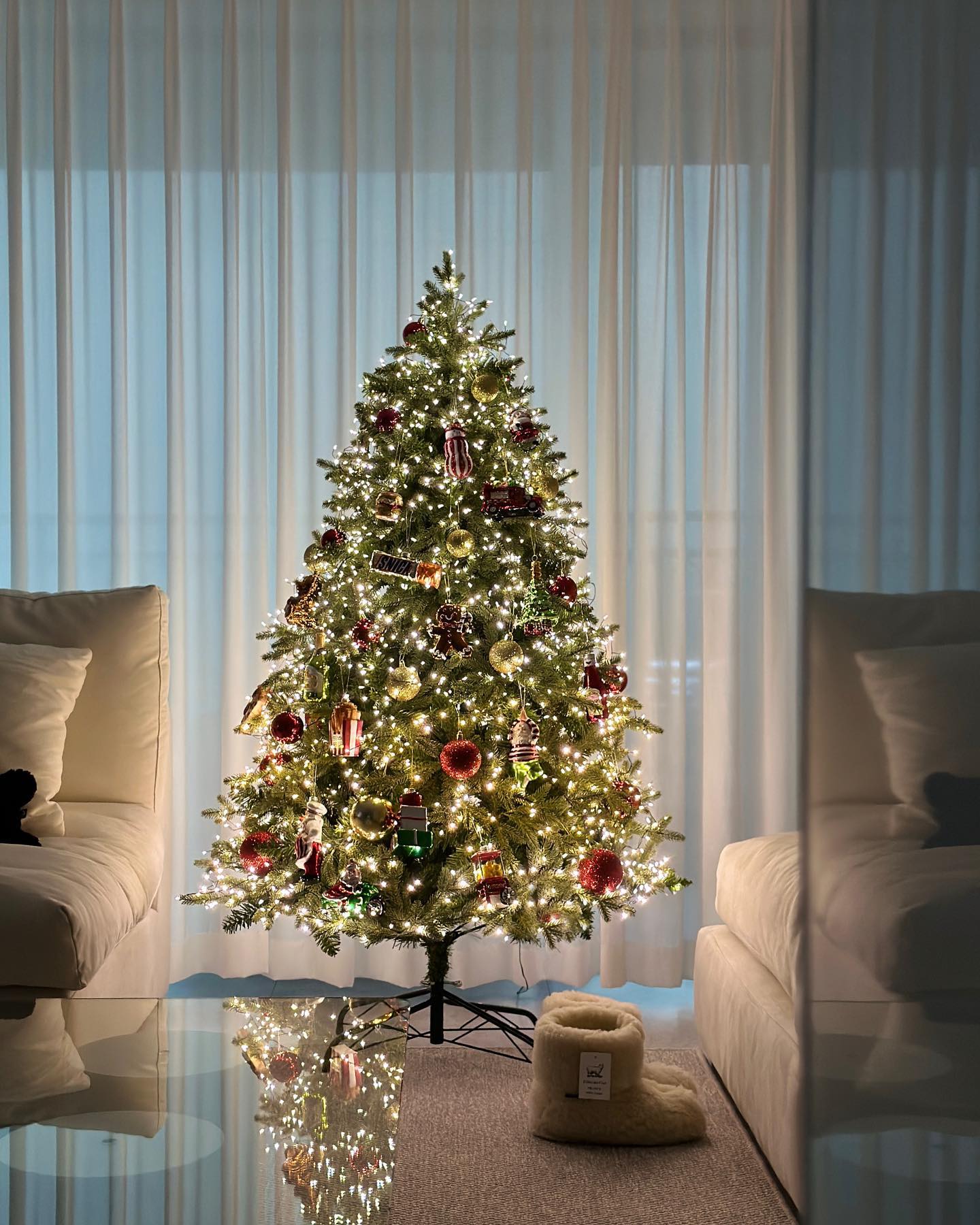 #제품제공 x modernmate'8' 

짠! 저희 집 트리 공개해요🎄
올해는 오너먼트 가득 트리로 💚❤️

작년엔 지네 전구로만 꾸며도 예뻐서
트리에 오너먼트 달 생각은 못했는데..
모던하우스 크리스마스 시즌 정말 미친거있죠 🥹
미국 가정집 트리에 올라갈 것 같은
키치하고 빈티지한 예쁜 오너먼트들이
가득 가득해서 정신잃고 데려왔어요 🛒
엄마가 직접 골라줘서 더 소중한 아이들 ✨

오너먼트만 18만원치 골랐다면 믿겨지실까요 🧾
퀄리티 진짜 대박이고 하나 하나 다 너무 예뻐서
오래 간직하고 싶어요 🎅🏻
오너먼트 쇼핑 어디로 갈지 고민이신 분들은
꼭 모던하우스에 방문해 보세요!
피드가 온통 크리스마스 무드라 행복 👀🥂

#모던하우스 #모던메이트8기
#모던한우리집 #새로움이시작되는하우스