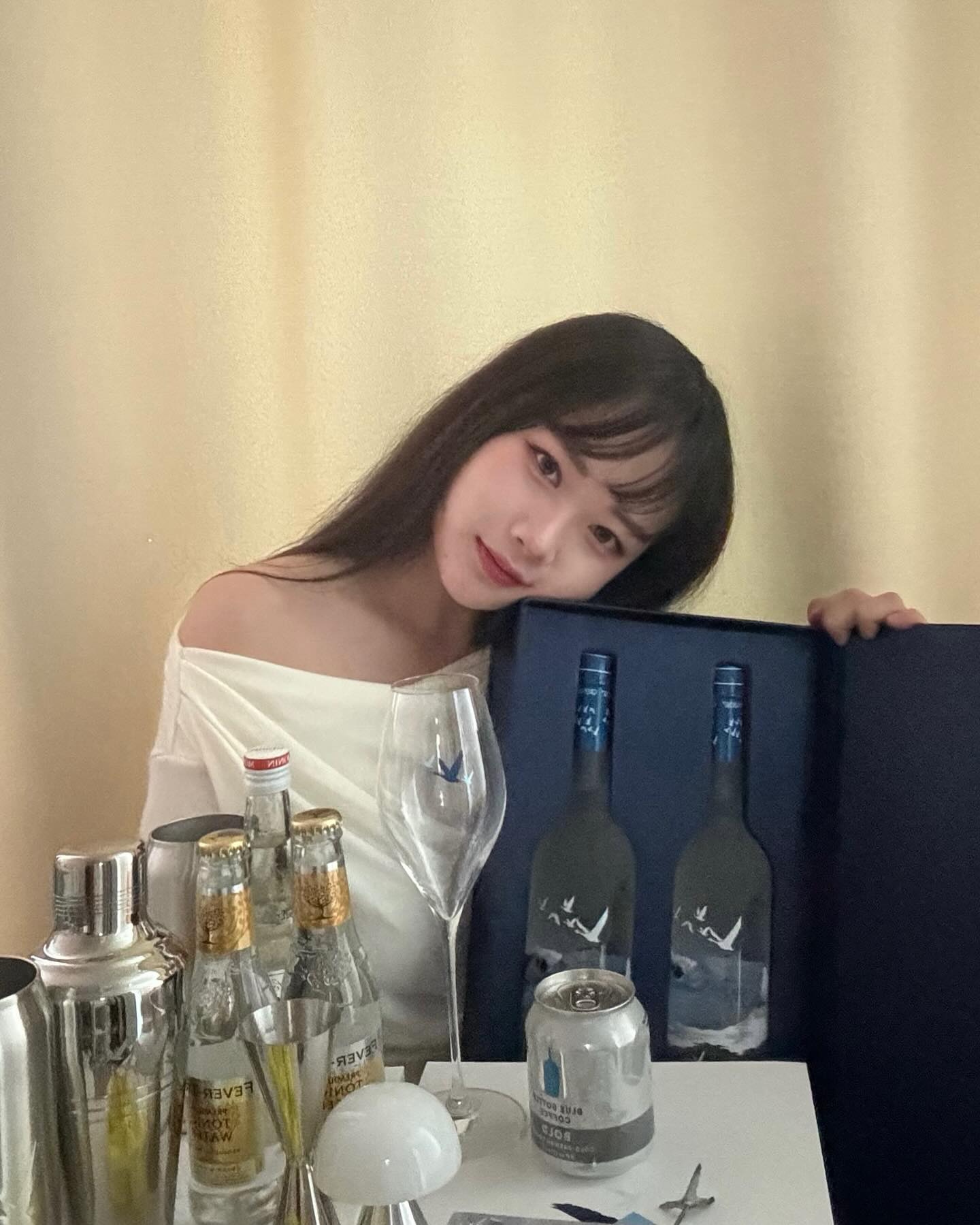 #광고 bstrict.kr 와 함께하는 greygoose 구스메이트로 활동하게 되었습니다 🍸

프리미엄 보드카 브랜드 #그레이구스 는 어떤 재료와도 잘 어울려 칵테일 만들기 딱이죠 ❤️‍🔥
이번 웰컴 키트로도 홈텐딩 하기 좋은 쉐이커와 예쁜 바틀, 그레이구스 피즈잔과 머들러 그리고 여러 부재료를 보내주셨어요!! 그레이구스로 쉽고 간편하게 칵테일을 만들어 마시니 더 맛있는 느낌 ,,,, 🤤
게다가 분위기 내기 좋은 렉스 조명까지 함께하니 완벽한 홈바 완성✨

앞으로 그레이구스와 함께 맛있는 홈텐딩 할 날이 기대됩니다💙

Please Drink Responsibly
지나친 음주는 뇌졸중, 기억력 손상이나 치매를 유발합니다
임신 중 음주는 기형아 출생 위험을 높입니다

#프리미엄보드카 #그레이구스 #구스메이트 #goosemate #greygoose #홈텐딩 #칵테일 #협찬