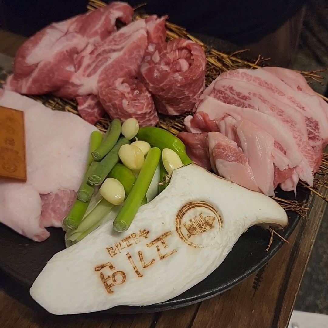 #협찬 경복궁과 서촌사이에 너무 맛있는 고기집을 발견했어요
여기 시그니처 메뉴는 목살카세인데
목살에 이렇게 다양한 부위가 있는지 몰랐어요
직원분이 친절하게 설명과 함께 직접 구워주시는데
너무 맛있어요!

고품장이라고 약간 짜글이같은 된찌에 저희 아들은 여기에 밥 한공 비벼서 한공기 뚝딱했어요
찬 하나하나 직접 만드신다는데 진짜 맛있어요

마무리는 역시 볶음밥인데 갓.들.볶!
저희 짝꿍이가 완전 맛있다고 흡입했어요

▶️ 고기연
서울 종로구 자하문로1가길 17 (체부동) 1층

목살카세 (테이블당 2인분 한정) 18,000원

#고기연 #서촌맛집 #서촌삼겹살 #서촌고기집 #서촌삼겹살 #경복궁맛집 #경복궁고기집 #경복궁역맛집 #서촌데이트
