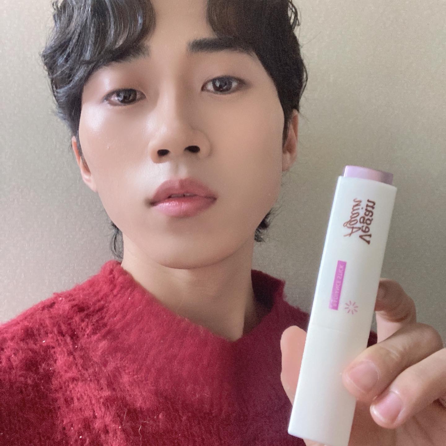 #협찬 touchinsol.official
배우들 처럼 우뚝선 콧날을 만들어주는 터치인솔 하이라이터를 사용해 보았는데요~~~🙆‍♀️

한번의 터치로 콧대와 광대, 눈 등얼굴 윤곽을 은은한 핑크 진주 빛 물광 표현이 가능한 스틱 이에요~✨✨

티 나지 않게 칙칙한 얼굴에 화사함을 더해준 느낌 이에요~

#터치인솔 #touchinsol #터치인솔하이라이터 #하이라이터 #하이라이터추천 #하이라이터스틱 #핑크빔 #데일리메이크업 #비건화장품 #광채메이크업 #물광피부
#뷰티 #뷰티인플루언서 #뷰티크리에이터 #남자뷰티 #남성뷰티