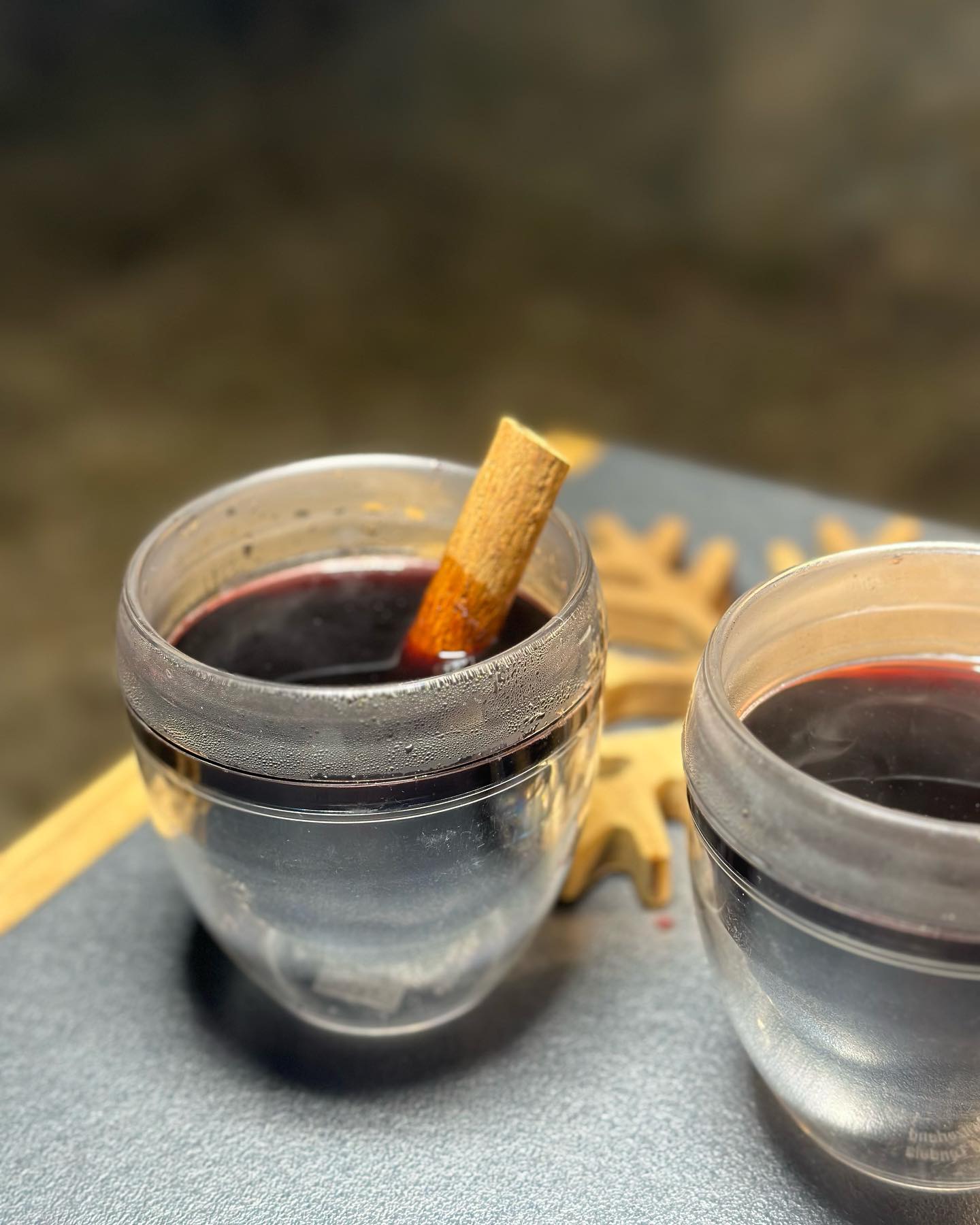 #협찬 #뱅쇼 
딱 지금 계절에 캠핑가서 먹어줘야 하는거🍷
작년 겨울에 캠핑가서 처음으로 뱅쇼를 만들어봤었는데
팔각, 정향,시나몬, 과일을 다 따로 준비하니까
재료비가 더 들더라구요🥲
들어가는 양에 비해서 남는 재료도 너무 많아서 아까웠어요😮‍💨

이번에 요리여왕 뱅쇼티백으로 간편하게 뱅쇼를 즐길 수 있었는데요
와인 붓고 티백 넣어서 5분간 끓여주면 끝!
취향에 따라 재료를 추가해도 좋지만 
일단 저는 티백만으로 만들어봤는데 
예전에 제가 재료 다 넣고 만든 것 보다 맛있었어요🫢
맛있게 먹을 수 있는 비율로 재료가 들어가서 
맛이 보장된것 같더라구요👏🏻👏🏻
역시 요리는 전문가에게..💛

추운데 뱅쇼한잔 해주니까 몸이 따뜻해지는 것 같았는데요
겨울이 가기전에 캠핑갈때마다 불멍하며 한잔 해야겠어요🧡

-

🍷요리여왕 뱅쇼티백 첨가물
말린사과, 유자, 히비스커스, 율피, 계피, 스테비아잎, 레몬그라스, 허니부쉬 

🍷맛있게 먹는 팁
설탕을 한스푼 넣어주면 좀더 달콤한 느낌으로 먹기 좋아요🧂
와인 대신 물에 우려 먹으면 사과계피차로 즐길 수 있어요🍎

-

🛒요리여왕 chef_kueen 
https://www.coupang.com/vp/products/6991726843

#마켓영 #마시하나 #요리여왕 #뱅쇼티백  #홈카페 #홈브런치 #집꾸미기 #집들이선물 #데일리