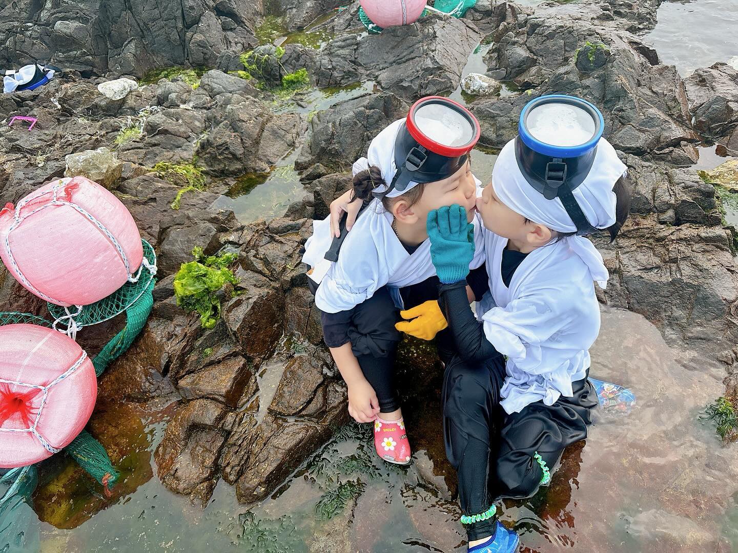 🦀업체로부터 제공받은 제품입니다

육지에서 해녀체험 하고 온 우하남매 ෆ
다들 제주도냐고 몇번이고 물었었는데,
여기는 포항호미곶 입니더〰️
가까운곳이라 당일로도 체험 가능하고
해녀복입고 아이들이 직접 해산물을 
수확하고 체험해보니 완전 값진경험! 

🪸경북 포항시 남구 호미곶면 호미곶길77

🪸방문가능시간10:00 ~16:00
  010.8114.7385
  해녀선생님 친절하시니 전화문의 해보세요 ･ᴗ･

체험후, 먹는 전복라면도 꾸르맛!
직접 체험 했던 해산물도 집으로 가져올 수 
있어요 🦐 꽃게부터 바다달팽이 보말 조개 등
다양합니더!!!!