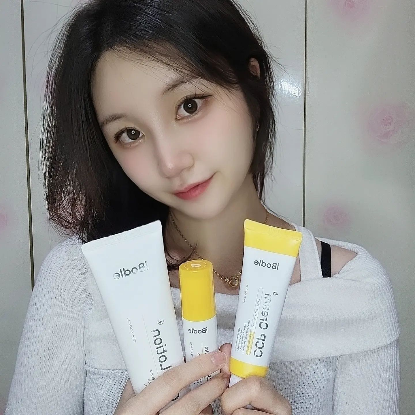 #광고 💛전체 판매랭킹 1위🌟 달성! 올리브영 입점과 동시에!! 아이보들 CCP 크림💛 naaamyuuu_fnc

출시 3년 만에 누적 판매량 54만개 돌파했어요!!
고객 만족도까지 100점 만점‼️

가려울 땐 긁지 말고 CCP크림을 써보아요
요즘 날이 추워져 피부가 많이 건조해서 그런지
간지럽고 피부가 붉게 올라오더군요

CCP크림을 사용 후 붉은기가 진정되었고 
가려움이 많이 개선되었었어요!!
보습력이 너무 좋아서 피부장벽이 회복된 것 같아요
 
단, 2주만 사용해도 피부 가려움이 싹 사라지는 놀라운 크림

✔️피부장벽 회복 성분인 덱스판테놀이 도움을 줘요

✔️CCP 성분 배합으로 피부에 잘 전달 될 수 있도록
아이보들이 적용한 보습 장벽으로 피부보습력이 UP!

✔️붉은기 잡는 진정크림으로  병풀 + 옥수수 진정 성분,
 피부 시술 후에도 사용하기 좋아요

 ✔️온가족 사용이 가능한 순한 성분이며 
끈적임이 없고 촉촉한 발림성을 보여요

제가 지금 쓰고 있는 크림으로는 보습감이 크게 느껴지지않던데  CCP크림을 덧바르기 사용하니까 효과가 올라갔어요‼️

🌟올리브영 단독 아이보들 CCP크림 1+1 기획세트 할인중🌟

*12월 31일까지전국 올리브영 매장(온라인몰 포함)에서 CCP크림 1+1 단독 기획세트 할인 프로모션 진행중

*CCP크림 1개 상시 판매가 -> 30,000원인데, 단독 기획세트는 1+1, 2개에 27,000원 살 수 있으니 만나보세요 💛

 #아이보들 #CCP크림 #가려움개선크림 #올리브영추천템 #올리브영1등 #올영추천템 #붉은기진정 #피부장벽회복 #스키니피케이션