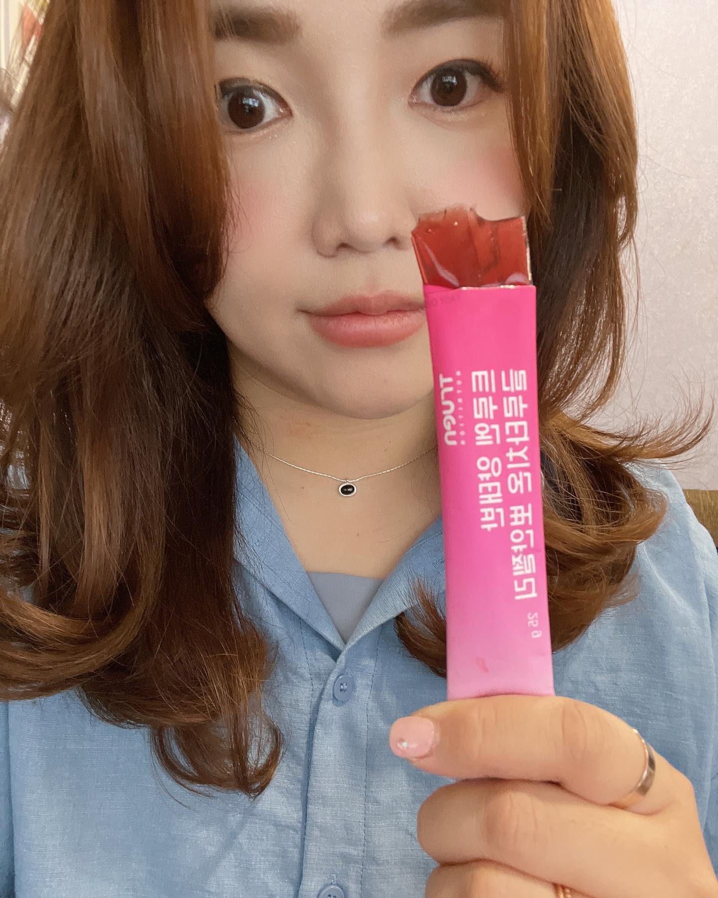 #트루엔 #트루엔서포터즈 #트루엔뉴트리션 #트루엔양태반글루타치온뽀얀젤리 #트루엔양태반글루타치온 #글루타치온젤리 #이너뷰티 

truen_nutrition_korea 

트루엔 양태반 글루타치온 뽀얀젤리! 이번주도 매일 한포씩 꾸준히 섭취완료 🫶
히알루론산, 엘라스틴, 비타민C, 피쉬콜라겐펩타이
드까지 좋은성분은 가득 넣어서 만드셨어요ㅎㅎ
휴대하기도 너무 간편해서 가방에 들고다니기 좋고요! 젤리형태의 석류맛이라 거부감없이 드실 수 있어용 ㅎㅎ 나이들수록 콜라겐수치 떨어지는데 맛있는콜라겐, 미백에 관심많으신 분 한번 드셔보세용! 꼭 트루엔 공식 판매처를 통해서 구입하시길 바랍니다^^ 
구매처-> https://m.brand.naver.com/truen