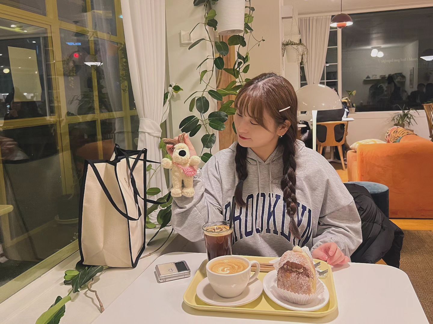 인형가방 뜨개질-
하도 안해서 첫 매듭부터 엄청 헤맴🙈
