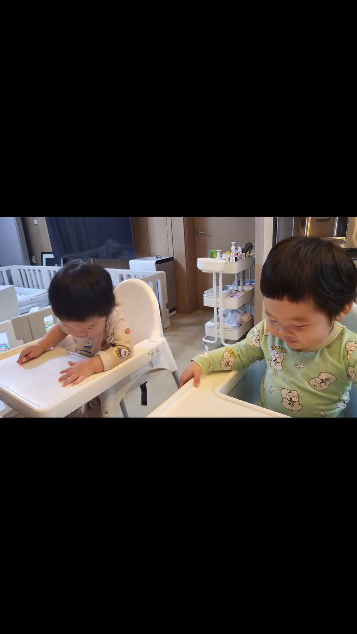 둘만 아는 웃음 포인트ㅋㅋㅋㅋ
뭐가 그리 웃긴 건지🤣🤣
네네 둘 넘 사랑스럽다❤️

#쌍둥이아들 #쌍둥이아기 #아들쌍둥이 #아기릴스
#육아소통맞팔 #육아소통환영 #아들육아