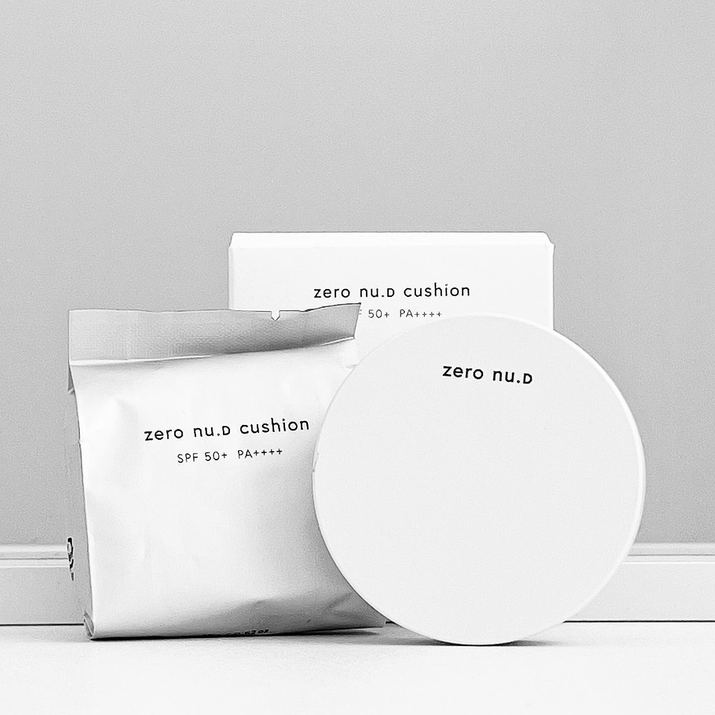.
더마 엘라비에 🍃 zero nu.D Cushion 🌱

쿠션 유목민 생활하다 좋은 기회로 ‘더마 엘라비에 제로 누디 비건 쿠션’을 사용하게 되었어요 !

뭐든 좋은 게 좋은거지~하고 생각하다보니 쿠션도 비건 쿠션이 더욱 맘에 들게 되었네요. 피부에도 저자극인데다 친환경적인 쿠션을 만나니 더욱 좋은 느낌 ! 세상에 좋은 제품이 너무 많다보니 이젠 브랜드를 보고 고르는 것도 무시할 수 없는 것 같아요. 

커버력도 좋고, 너무 하얗게 뜨지 않아서 자연스러운 점, 무엇보다 장시간 있어도 회색빛으로 무너지지 않더라고요! 

사용해보니 크게 단점 잡을 것도 없이 무난히 손이 가는 제품이어서, 한 번쯤 사용해보시면 좋을 것 같아 추천드립니다 😊

* 제로 누디 쿠션 21호 사용

#제품제공