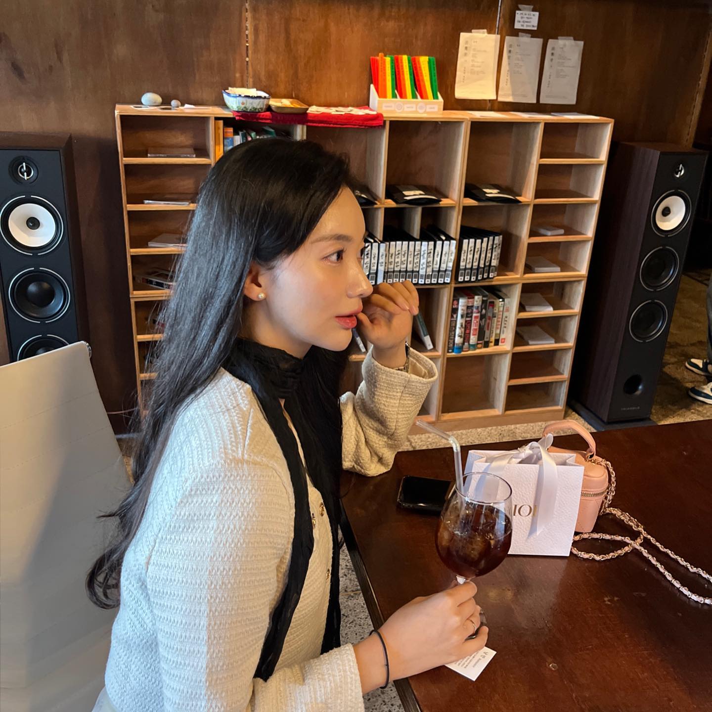쿨 톤 조 하 ! 웜톤인줄 알고 살다가 쿨톤인거 알고 화장품 다 바꿈✌🏻 

그나저나 생일 축하해주셔서 모두 감사합니다🤍 
월요일 생일은 쉽지않네용 ㅠㅠ