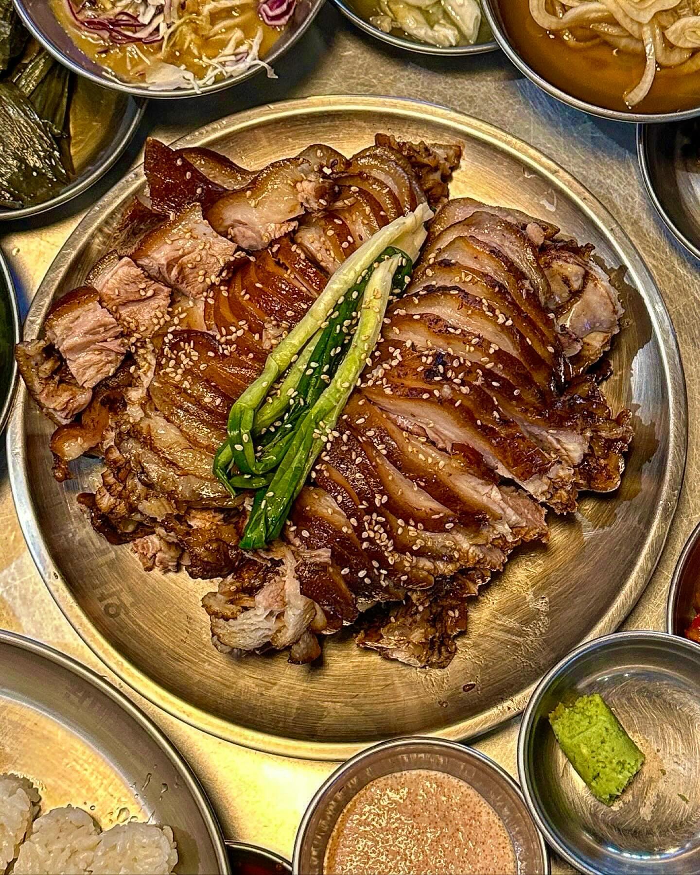#협찬 
사진 찍을 맛 나는 여전히 핫한 #완미족발
예전에 짝꿍이랑 먹어보고 너무 맛있어서
족발 얘기 나오면 종종 얘기하는 곳인데 
오랜만에 먹어도 넘 맛있더라구요

✔️남도식 한상족발 ￦38,900
족발이 야들야들 냄새 1도 없고
곁들임 반찬들이 많아서 질릴 새가 없음
쌈이 필요 없을 정도로 곁들여 먹을 반찬과 소스들이 많아요
야들야들 후들후들한 족발 
여기 양념족발도 존맛이니까 꼭 드셔보시라는

입가심으로 라면 시켰는데 사장님이 라면 장인이셨어
꼬들꼬들 간도 딱 맞고 너무 맛있었다는

6시 이전 홀방문시 
막국수 or 주먹밥 서비스 제공중이니 매장으로 고고

✅️ wanmi_jokbal_galsoon
◾️ 완미족발 삼천점
◾️ 전북특별자치도 전주시 완산구 용리로 26
◾️ 매일 16:00 ~ 24:00
◾️ 063-222-5923