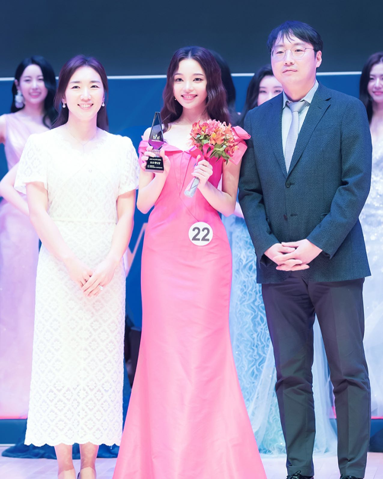 2023 미스코리아 글로벌 포토제닉상을 수상했어요!

우선 예쁘게 낳아, 끼쟁이로 길러주시고 뭐 하나 부족함 없이 키워주신 부모님께 감사합니다

그리고 부족한 저를 많이 가르쳐주시고 다독여주신 가온 스피치 이채은 원장님, 김수빈 부원장님께 감사합니다

참가번호 22번 박지예를 찍어주시고 포토제닉상 주신 심사위원분들, 저희를 위해 무대를 꾸며주신 모든 분들께 감사합니다

나를 응원하려 자리를 빛내준 치영오빠, 호연오빠, 민승오빠, 원조오빠, 상규, 경빈언니, 서영, 미진, 나연, 민서, 엄마, 아빠까지 감사합니다

꽃다발과 선물 준비해서 따로 보내주신 현준 대장님, 주영언니, 유진이, 경빈언니 등께 감사합니다

마지막으로 투표, 톡, 전화 등으로 응원해주신 모든 분들께 감사합니다

여러분들 덕분에 포토제닉상과 최종 10인 안에 선정되는 좋은 결과를 얻어낼 수 있었습니다

사랑받은만큼 베풀 줄 아는 사람이 되겠습니다

앞으로 더 빛나는 사람이 되기 위해 노력하고 즐기겠습니다

감사합니다❤️