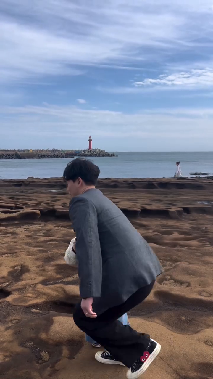 이번엔 우진이편 🤎
첨에 뭐 하는지 모르고 서있다가
갑자기 납치당해서 아빠ㅜ폭행함 ㅠㅠ,,
귀여운 말랑이 같아아아 아앙🐣