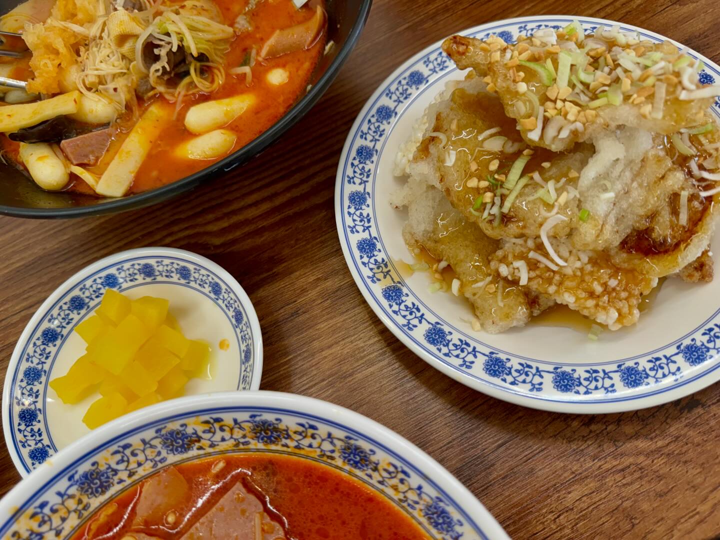 #협찬
신정네거리 근처 마라 전문 맛집
✨이화마라 신월점✨
⠀
매장 한 편에 怡和(이화)는
”기뻐하고 즐거워 하다“ 라는 뜻으로🫢
귀한 발걸음을 해주신 고객들이 이곳에서
기쁘고 즐거운 시간이 될 수 있게 고민하며,
안심하고 먹을 수 있는 신선한 재료,
투철한 서비스 정신, 위생적인 청결,
기본에 집중하고 있다고 한다👏🏻
그래서인지 매장도 엄청 세련되고 이뻤음🤩
우리 가족은 마라탕 2개와 꿔바로우를 주문했는데,
내가 최근 먹어본 마라탕 중에서 가장 맛있었음👍🏻
특히 꿔바로우는 누룽지가 함께 나와 더욱 맛있었음.
이화마라의 마라탕은 땅콩소스 없이
진한 사골육수와 중국 전통 방식의
마라장으로 맛을 냈는데
셀프바에 있는 진한 참깨땅콩소스를 찍어 먹거나
탕에 넣어 먹을 수 있어
다양한 맛을 즐길 수 있었음😘
꿔바로우도 국내산 돼지등심을
12시간 이상 재워 만들어서 육즙이 풍부하고
간장, 시나몬, 진저, 레몬 등의 향신료로
맛을 낸 특제 소스로 만들었다고 함
정말 이화마라는 모든 메뉴가 훌륭했던 곳이었음😋
알고보니 호텔 중식 경력의 쉐프가
정성스럽게 만든 음식이라 그런지
각 메뉴의 맛이 정말 좋았던것 같음👏🏻
마라전문 맛집으로 강력 추천.
근처 살았으면 자주 왔을 것 같다🤔
오늘도 잘 먹었습니다🙏🏻
⠀
#서서울호수공원맛집 #신월동맛집 #신곡시장맛집 #마라탕맛집 #마라샹궈맛집 #꿔바로우맛집 #이화마라 #이화마라신월점 #2024