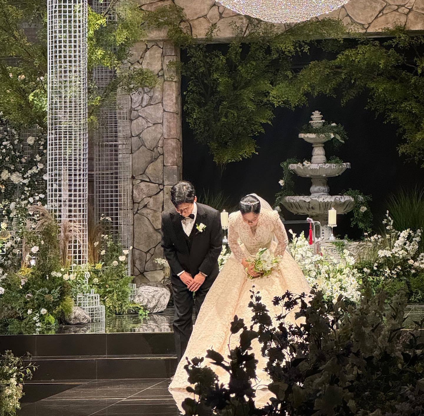 오늘 결혼했습니다
축하해주신 분들과 와주신 분들께 너무너무 감사드립니다.
즐겁게 신혼여행 다녀오겠습니다^^

#티웨딩천안 #클라우디아 #천안본식 #디어글로우 #포엠필름 #데일리 #일상 #결혼식 #본식 #wedding