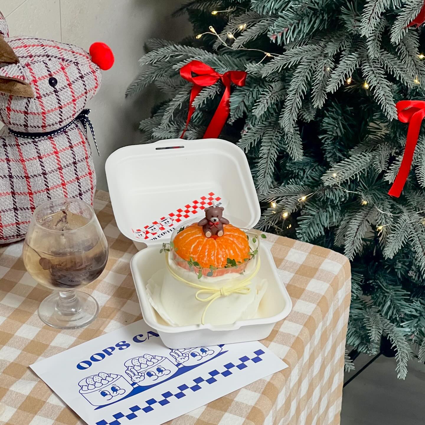크리스마스에 모두 뭐하시나용?♥️

저는 크리스마스랑 남편 생일이랑 거의 비슷해서 
크리스마스 파티겸 생일파티를 소소하게 미리 했어요〰️ᰔ

남편이 케이크를 별로 좋아하지 않아, 
늘 제일 작은 사이즈로 케이크를 사서 파티를 하는데 
이번에 사온 귤 케이크는 정말이지 
너무 귀여워서 먹기 아까웠답니다🥹 
그리고 사르르 녹는 맛,, 
저는 사실 하나론 부족했어요.......
두개살걸,, 품절이라 하나산게 아쉽네유ㅠㅠ

초도 불고 맛있는 케이크도 먹었겠다! 
내일이 진짜 생일이어서 
예약해둔 스시 오마카세 다녀올 예정이랍니다ʕ•ᴥ•ʔᰔ 
생일은 내가 아닌데 더 기대가 되는건 뭐죵 ㅎㅎㅎ 

이번주 제일 춥다네요🥹
감기 조심하세요〰️♥️
