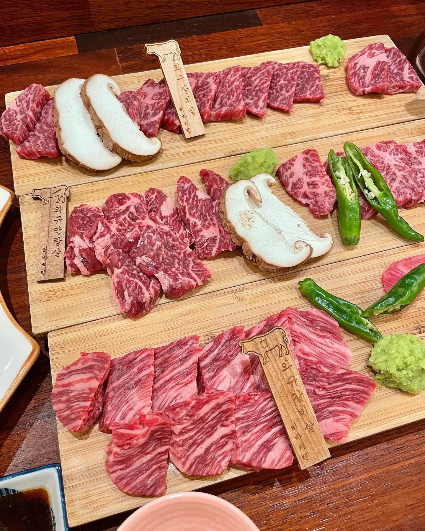 #히바치텐 #히바치텐여수점 
📍전남 여수시 시청동3길 19

오랜만에 방문했는데 역시 여전히 맛있었다

이번에도 와규갈비살, 와규안창살, 와규살치살
요렇게 시켰는데 이번엔 안창살이 젤 맛있었음🥹
후리가케 주먹밥 시켜서 고기 한입 밥 한입 먹으면
행복합니다..👍🏻

다찌석 앉았는데 분위기 은은하니 좋고👍🏻
틈틈히 알아서 불판도 갈아주시고👍🏻
환풍시설이 잘되어있어서 냄새 1도 안베이고👍🏻

소주 1년에 한번 먹는 우리 부부
각 1병씩(역대급 기록) 마시고 기분좋게 귀가했음🥰

#여수소고기 #여수이자카야 #여수일식 #여수소개팅 #여수회식 #여수룸식당 #여수와규 #여수고깃집 #부삼술집 #부삼고기집 #여수시청맛집