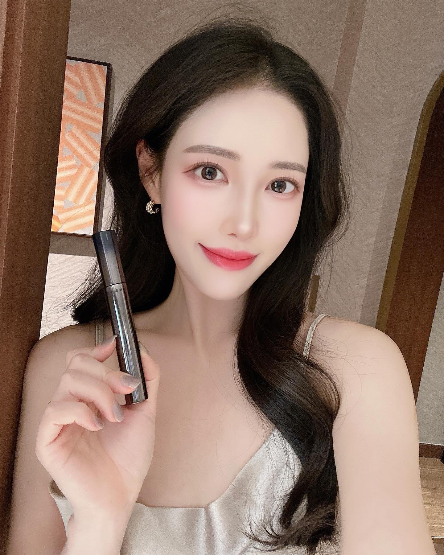 #ad hevvymakeup 🖤

인형같은 속눈썹의 비결, 헤비메이크업의 
디파인 아이즈 마스카라에 푹 빠져있는 요즘이에요

저는 평소 눈화장이 잘 번지는 편인데
헤비메이크업의 마스카라 2종인 볼륨앤컬/롱앤래쉬는 
코팅 폴리머의 배합으로 하루 종일 처짐이나 번짐없이 
유지돼서 너무 좋더라구요 ! 

또, 초경량 빌더블 포뮬러로 여러 번 덧발라도
뭉치지않아서 섬세한 속눈썹 연출이 가능해요 ,, ✨

동물성 원료를 배제해 윤리적 가치까지 생각한
비건 포뮬라로 비건 인증까지 완료됐다고 하니
헤비메이크업 마스카라 안 할 이유가 없죠 ? 🫰🏻

#hevvymakeup #헤비메이크업 #올리브영 #메이크업 
#마스카라 #마스카라추천 #쿨톤