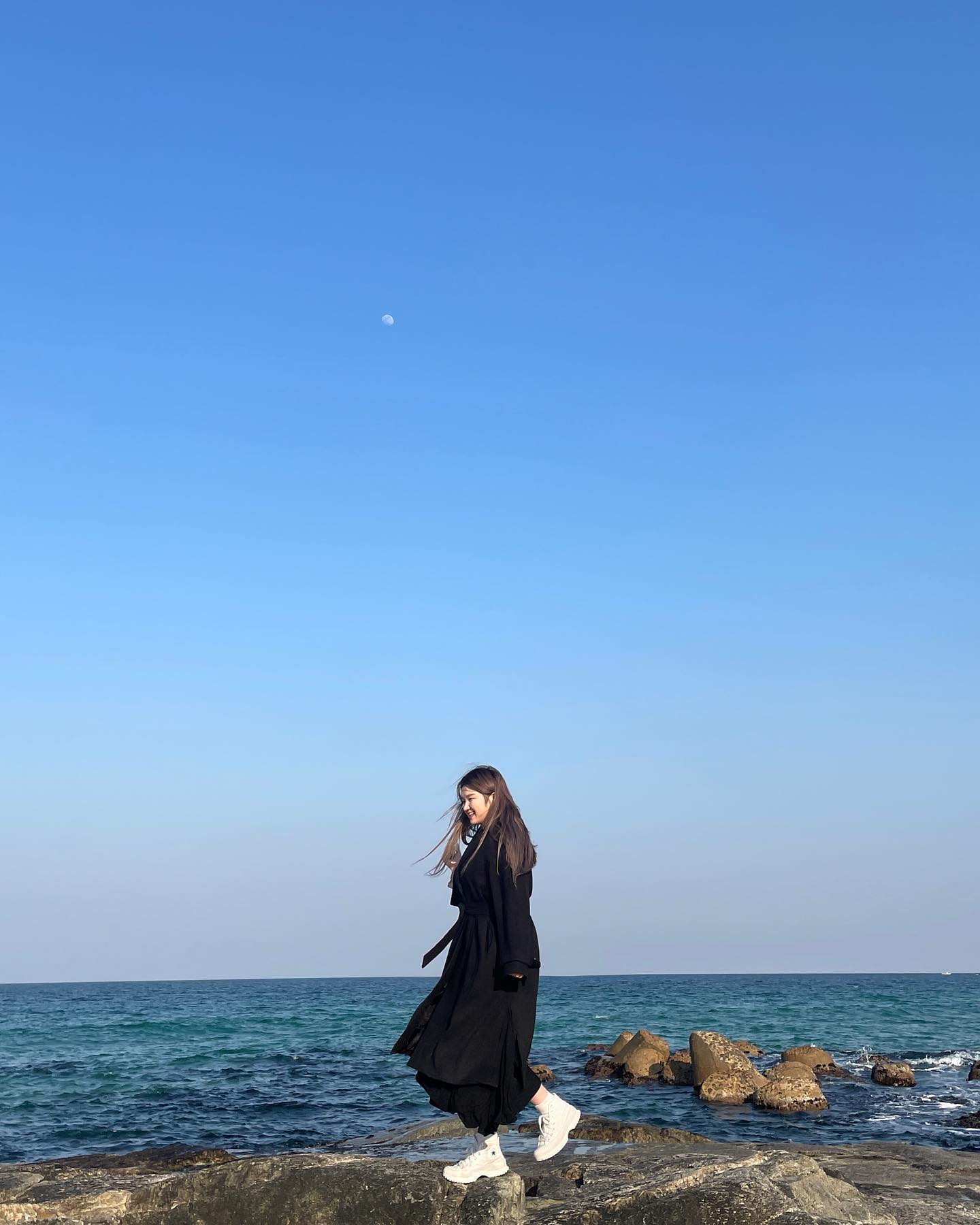 🌙🌊🪨