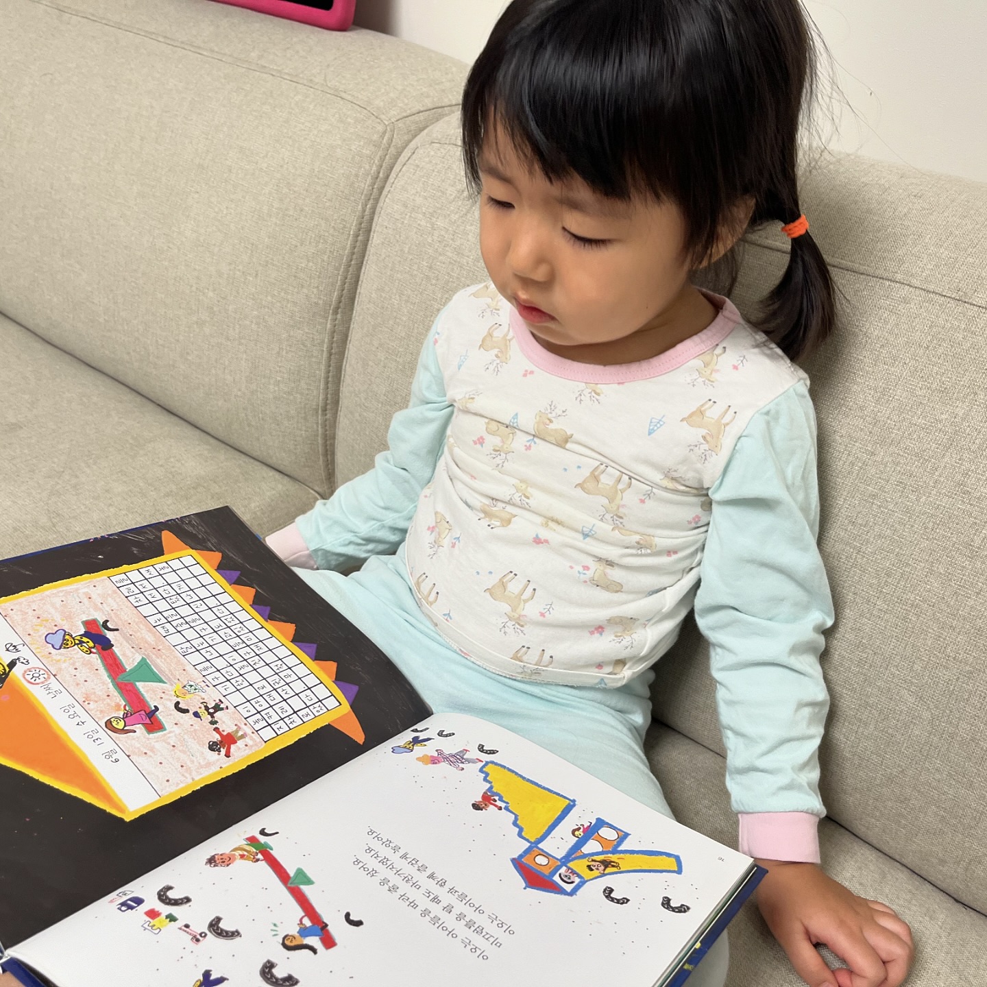 📚프뢰벨 리딩토탈 두번째이야기

축복이는 그날의 일상과 관련된 위주로 책을 고르는 편이라
지난주는 여행을 다녀온 후 ”여행“내용의 책 위주로 읽었었다.
책 중 우주여행내용이 있어서
이번주는 자연스럽게 ”우주“주제로 이어가고 있다.

리딩 토탈 리딩맵도 아주 잘 되어 있지만
아직은 흥미위주로 책을 보려는 경향이 많다보니 
좋아하는 주제로 찾아줘야해서 
나도 책을 읽을 수 밖에 없는데 정말 좋은 내용이 많다!

또, 토탈시스템에서도 겹치는 주제가 있다면
함께 읽으며 기존 독서에서 내용 확장까지 되기 때문에 
축복이가 아주 즐거워 하는 부분중 하나다!
자기가 아는 내용나오면 그렇게 반가운 34개월😂

🪐
- 이오의 여행
- 우주로 떠나요
- 삐롱삐롱 별의별 신문
- 우주 (토탈시스템)

—————————————————
#내돈내산프뢰벨 👍🏻
#프뢰벨 #리딩토탈 #프뢰벨리딩토탈
 #리딩토탈수업 #리딩토탈엠버서더