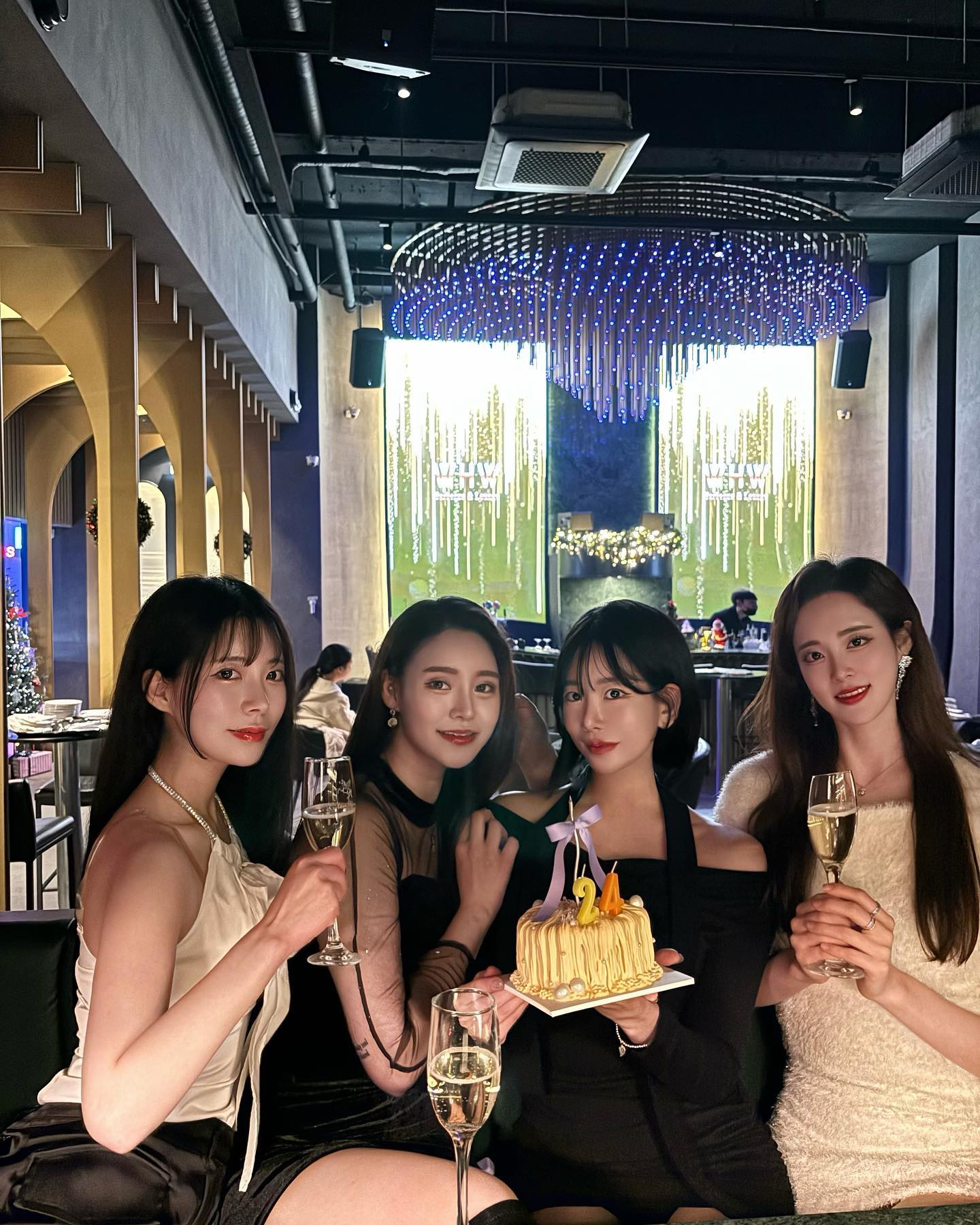아줌마들의 우정은 디질때까지잇~! ٩(•̤̀ᵕ•̤́๑)૭💜
늙어서도 핫한 경로당 찾아 댕기자구잇~!