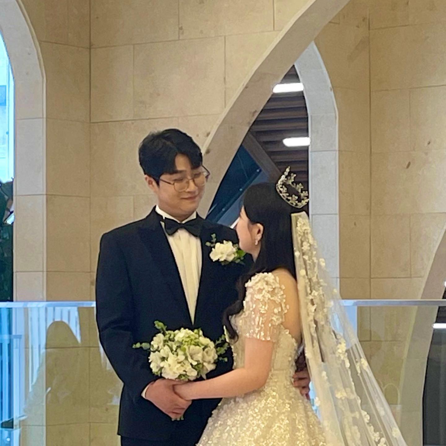 어제 저희 결혼식에 바쁘신 중에도
잊지 않고 참석해주시고 축복해 주셔서 너무나도 감사드립니다.
보내주신 격려와 축하 속에서 기쁘고 행복한
결혼식을 마칠 수 있었습니다.
많은 분들의 축복해 주시는 감사한 마음 깊이 
간직하며 잊지않고 서로 아끼며 예쁘고 건강하게 잘 살겠습니다. 
감사한 마음 소중히 간직하며 보답하면서 살겠습니다. 
다시한번 감사 인사 드리며 가정의 평안과 행복이 가득하시길 바랍니다. 

신랑 이수욱 신부 김채영 올림