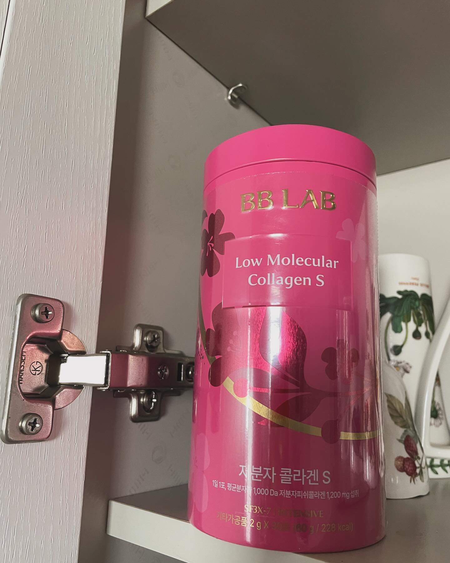 #협찬

비비랩 핑크톤 콜라겐을 복용하면서 점차 변화가 있었어요. 내 이너뷰티 고민 중 하나는 피부 탄력의 감소였는데, 비비랩 핑크톤 콜라겐을 먹으면서 피부가 좀 더 탱탱해지고 건강해진 것을 느꼈어요. 특히 건조한 겨울철에도 피부가 촉촉하고 생기 있어서 너무 좋았습니다.

또한, 비비랩 핑크톤 콜라겐을 복용하면서 머리카락과 손톱의 상태도 개선되었어요. 이전에는 머리카락이 쉽게 끊어지고 손톱이 약해지는 문제가 있었는데, 비비랩을 복용한 후에는 이런 문제들이 나아지고 있어요.

하지만 솔직히 말하자면, 비비랩 핑크톤 콜라겐 복용하기 시작했을 때 너무 빨리 결과를 기대했던 것 같아요. 처음 몇 주 동안은 큰 변화를 느끼지 못했고, 조금 실망스러웠습니다. 하지만 꾸준한 복용을 계속하고 나서야 그 효과를 느낄 수 있었어요. 그래서 기다림과 인내심이 중요하다는 것을 배웠습니다.

비비랩 핑크톤 콜라겐을 복용하면서 달라진 것은 결국 내 안에 있는 아름다움을 더욱 빛내줄 수 있게 되었다는 것입니다. 이제는 피부, 머리카락, 손톱 등 내 외모뿐만 아니라 내 안면에 있는 이너뷰티까지 케어할 수 있게 되었다는 점에서 매우 만족스럽습니다.

이제, 비비랩 핑크톤 콜라겐 소개해드릴게요

비비랩 핑크통 콜라겐은 근본적인 이너뷰티를 위해 특별한 스페셜한 인텐시브 포뮬러 SF3X-7을 적용한 제품입니다. 이 제품은 효소가수분해공법으로 분해한 1,000Da의 저분자 콜라겐 1,200mg을 함유하고 있어 피부의 탄력을 증진시켜줍니다. 또한, 결합조직 형성과 기능유지에 필요한 비타민C 30mg도 함유되어 있어 피부의 건강을 지원합니다.

비비랩 핑크통 콜라겐은 매일 부드럽고 맛있게 섭취할 수 있는 실키 파우더 제형으로 제작되어 사용자들에게 편리함을 제공합니다. 또한, 한국환경공단의 평가에서 재활용 우수 등급을 받은 비비랩 틴케이스를 사용하여 환경에도 공헌하고 있습니다.

이 제품은 비비랩의 인텐시브 콜라겐 라인업 중 하나로, 저분자 콜라겐 S, 비오틴 콜라겐 V, 글루타치온 콜라겐 W, 판토텐산 콜라겐 T과 함께 제공됩니다. 이는 사용자들이 자신의 뷰티 컨디션과 취향에 맞춰 선택할 수 있도록 다양한 옵션을 제공하는 것입니다.

비비랩 핑크통 콜라겐을 통해 근본적인 이너뷰티를 챙기고, 피부의 탄력과 건강을 지키며 환경에도 공헌할 수 있습니다.💗🙏

#협찬 #비비랩 #BBLAB #핑크통콜라겐 #비비랩핑크통콜라겐 #비비랩저분자콜라겐S #저분자콜라겐S #비비랩콜라겐 #저분자콜라겐 #콜라겐 #콜라겐추천 #이너뷰티 #이효리콜라겐 #뉴트리원