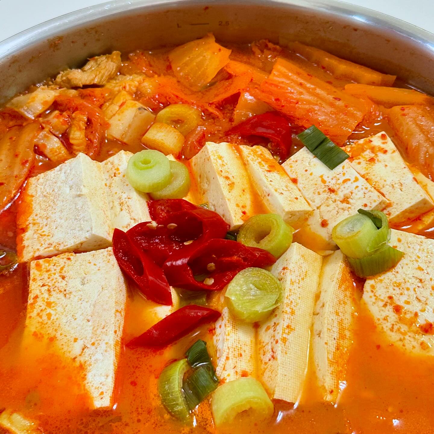 #협찬 #김치가 #묵은지 

저온 숙성으로 아삭아삭‼️
깊은 맛 제대로〰️〰️

김치가 묵은지🥬🥬🥬

잘못 익어 물렁물렁한 묵은지는 NO😱

김치가 묵은지는 
숙성이 기가막히게 잘되서✨

묵은지의 깊고 깔끔한맛에
무르지 않고 아주 아삭아삭해요👍🏻👍🏻👍🏻

보글보글 라면끓여 같이 곁들여도 너무 좋고〰️
삼겹살 구울때 같이 구워도 꿀맛탱〰️

하지만 역시 묵은지는
김치찜이나 김치찌개 했을때
너무너무 맛있지 않나요🥰🥰🥰

끓이면 끓일수록 점점 맛있어지는 마법⭐️

맛있는 묵은지 김치가에서 만나요❤️
.
.
kimchiga_kimchitown 👀
✔️국산재료로 맛있게 만든 전라도 김치🥬
.
.
#김치맛집 #김치택배 #묵은지김치찌개 #김치찌개맛집 #김치찜 #묵은지요리 #김치요리 #김치녀 #김치없인못살아정말못살아 #전라도김치 #전라도맛집 #맛집택배 #맛집