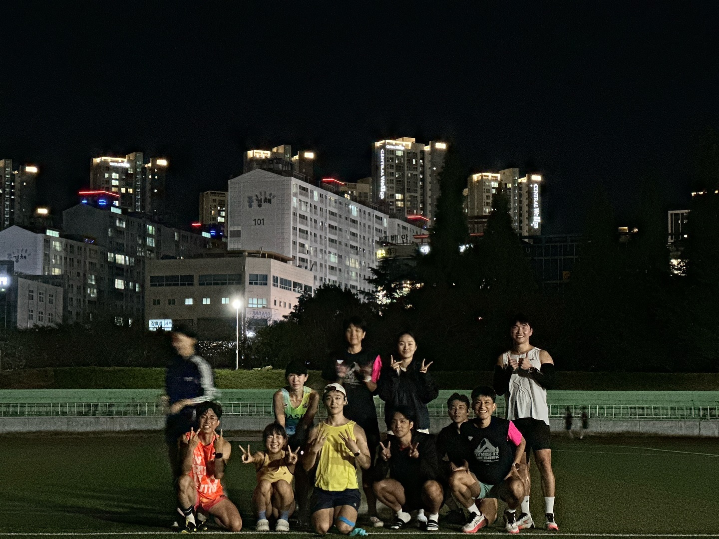 장수 후유증 가실만 하니까
대만에서 너무 걸어서 다시 아픈 느낌

클리프톤 올검정도 장만했고 온러닝도 신어보고
손해는 없으나 손해가 있는 기분이랄까,,?
태풍이 이기나 진에어가 이기나 기싸움 중에
새우 등 터지는 나

3개월간 바실로자임 앰버서더 활동하면서
부상 중이라 운동량이 절반정도도 안됐지만
근육 손실 거의 없이 잘 유지한 듯!
덕분이야 bacillozyme 
#프로틴크러셔 #바실로자임 #근육

#트랙 #트랙런 #해외여행 #러닝크루 #대만 #태풍 #해외여행 #호카 #hoka #운동하는여자 #러닝 #러닝스타그램 #운동스타그램 #workout