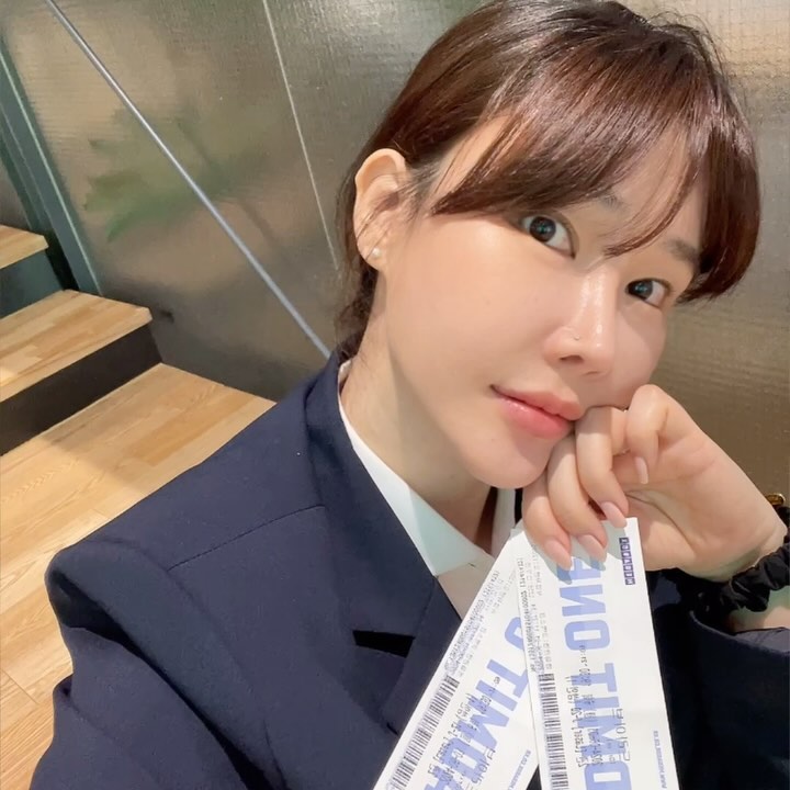 기대 없이 봤는 데 
온몸 짜릿해지는 도로레이싱 장면과 
생각지도 못한 반전은 
끝나고 영화관을 걸어 나오면서
한 여름 아주 시~~~ 원한 물 한잔 원샷한!!
개운한 여운까지 남겨준 영화였다. 
#재미있게 만들어줘서 고맙기까지...
재미없으면 리뷰를 어떻게 써야 할지까지 고민한 나였기에
거짓말은 할 수 없으니 ㅜㅜ 예고편보다 훨~~~씬 재미남. 

#영화드라이브 프리미엄 시사회에서...

#트렁크납치 스릴러 영화임에도 
답답함은 전혀 없었고 지루할 틈도 전혀 없었다.
90분 동안 내내 이어지는 스릴로 시간 가는 줄도 몰랐다. 

#카레이싱 장면은 정말 강한 탄산수에 얼음을 마구 거칠게
던져 넣어서 거침없이 터지는 맛이라고 해야 할까... 
몇 번을 말해도 아깝지 않았고 
잘 만들어 주신 거에 박수를 보낸다. 
무섭진 않은데 
깜짝 놀라는 장면에선 모두 단체로 비명소리 ㅋㅋㅋ 로
재미를 주셨고 
예상하지 못한 반전은 새로웠으며
(내가 예측한 범인은 빗나감)
다시 한번 사람 대 사람 진실과 거짓에 대한 
인간의 본성과 본질을 들여다보게끔 했다. 

무튼 #여름이 무르익은 초입 앞에서 
온몸을 시원하게 만들어주는 영화로 찐 추천!!

#드라이브 #영화드라이브 #트렁크납치스릴러 #6월12일대개봉 #영화추천 #스릴러 #유튜버 #박주현 #인간수업 #광고