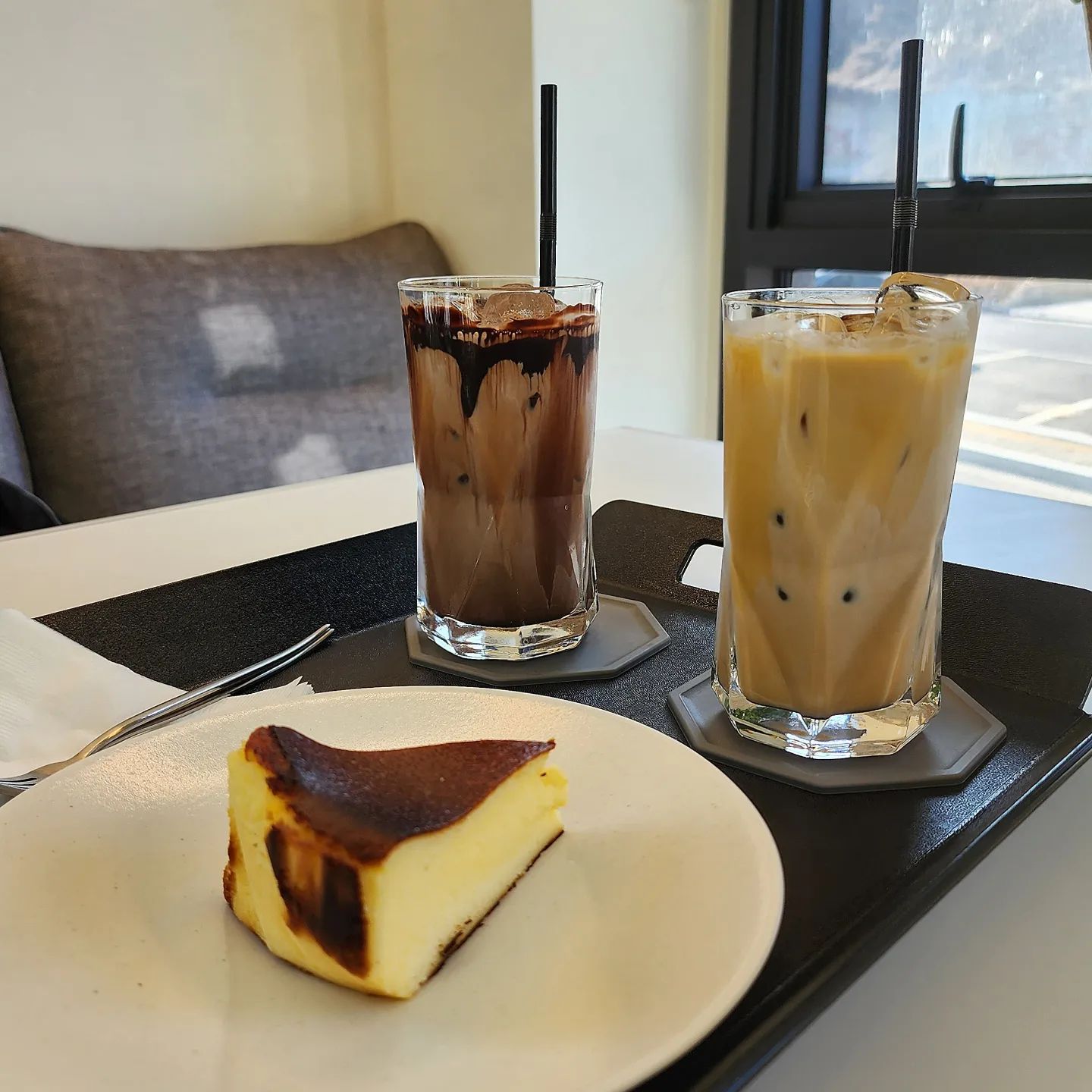 단계동 #카페엘랑

치즈 케이크가 엄청 촉촉하고 맛있었던 카페
식물로 가득한 인테리어도 싱그럽고 좋았다🌿

🧾카페모카 ₩5,500
바닐라라떼 ₩5,500
바스크치즈케이크 ₩5,500

📍강원 원주시 전망길 30 1층