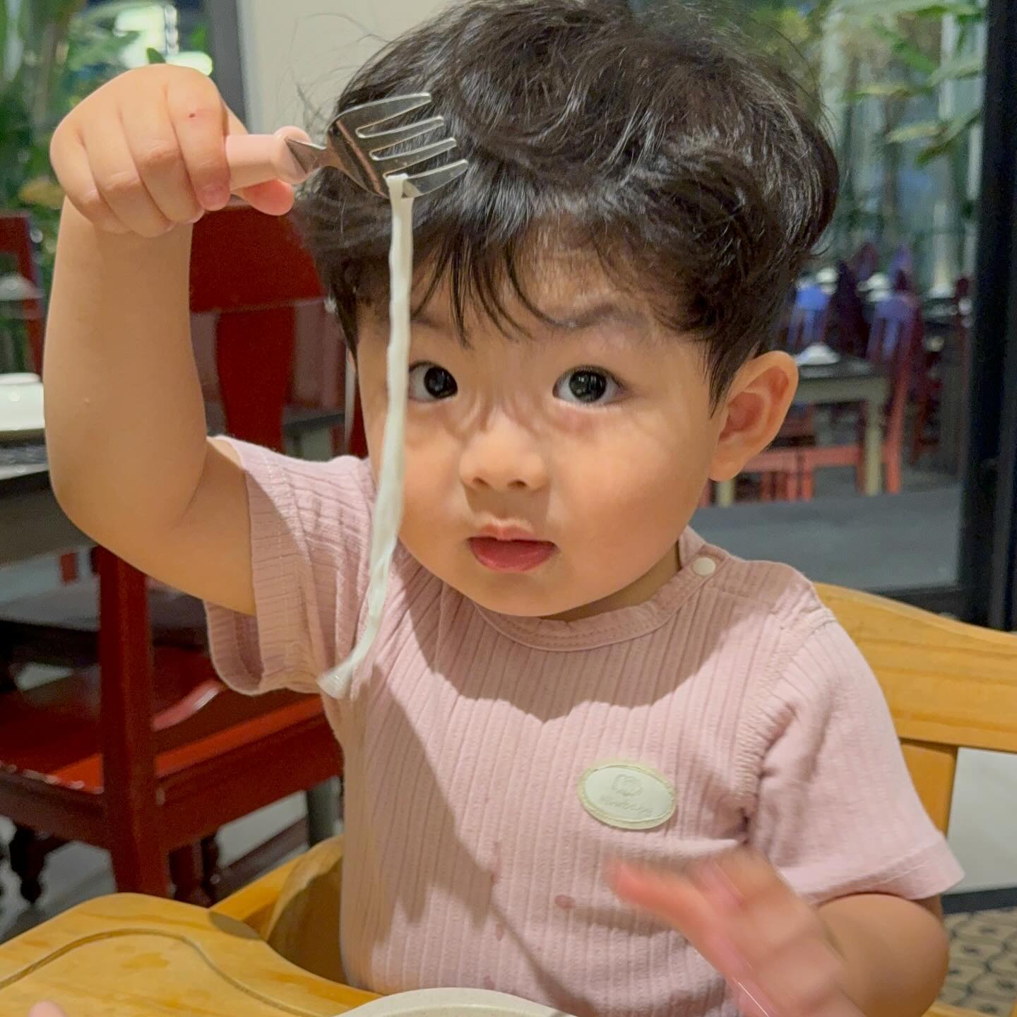 #여행중 
👦🏻: (띠용👀) 아니 이맛은!
인생 쌀국수 만난 건하🍜
잘먹어도 너어무 잘먹어☺️

건하는 여행을 너무 좋아해🥰

#trip #việtnam 
#나트랑여행 #쌀국수맛집 
#23개월아기