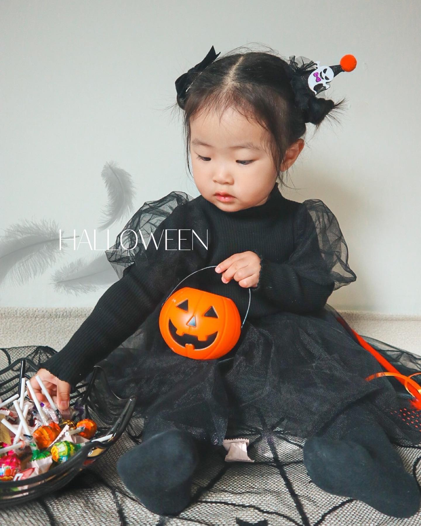 #하연일상

이번에는 쿠키를 만들어서 보내야겠다.ᐟ 다짐하고
다이소에서 쿠키틀에 포장봉투까지 샀는데
왜 벌써 10월 31일이 되버렸지🥹

하연이랑 엄마랑 지난주부터 감기가 쎄-게 오는 바람에
할로윈데이는 생각도 못한거 있죠,,

작년에 사둔 머리핀, 원피스, 호박바구니까지
안버리고 꽁꽁 보관하길 잘했다는 생각이 든 오늘 ᰔ 

등원하기 전에 5분도 안되서 찍은
엄마표 셀프 할로윈 사진 성공적입니다💜

친구들에게 사탕 나눠서 같이 먹자ꔚ 얘기하니
한껏 UP된 목소리로 응.ᐟ 하는 하연이.ᐟ 

나누고 함께하는 기쁨을 아는 아이로 자랐으면 좋겠어◡̈⋆*
